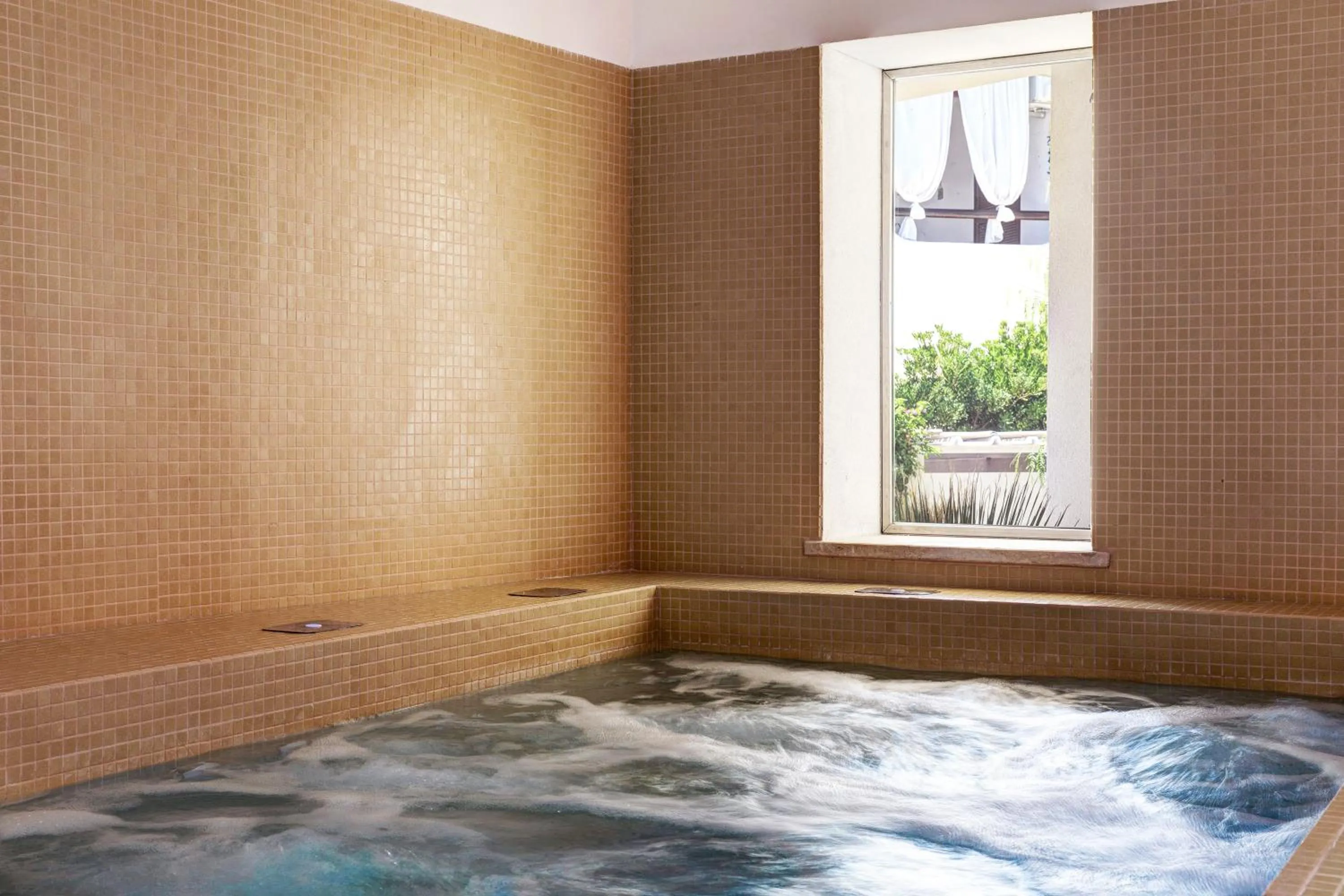 Hot Tub in Les Sables Noirs & Spa