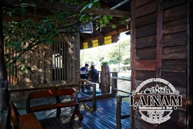 Restaurant/places to eat in Country Lake View Hotel