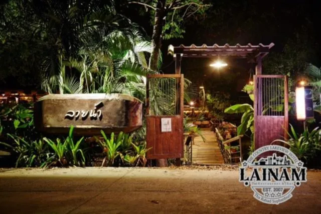 Restaurant/places to eat in Country Lake View Hotel