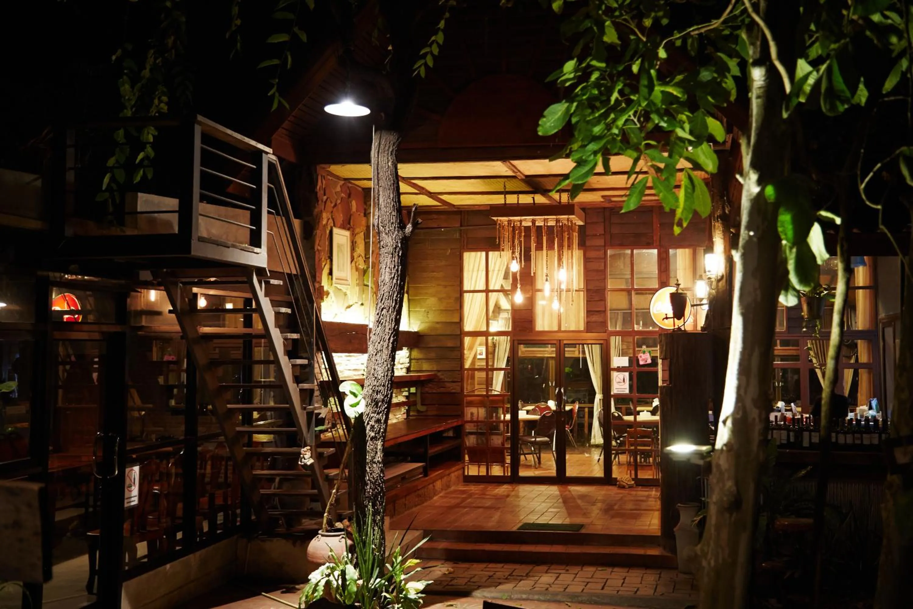 Restaurant/places to eat in Country Lake View Hotel