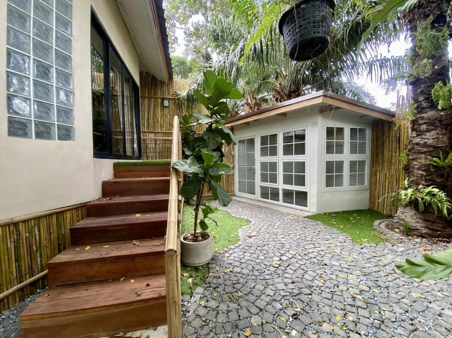 Garden in Country Lake View Hotel