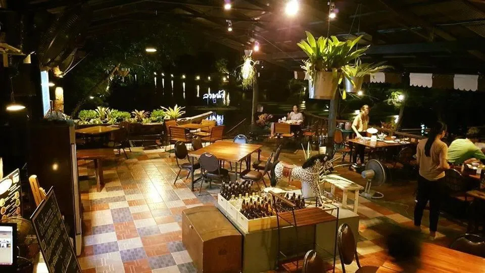 Restaurant/places to eat in Country Lake View Hotel