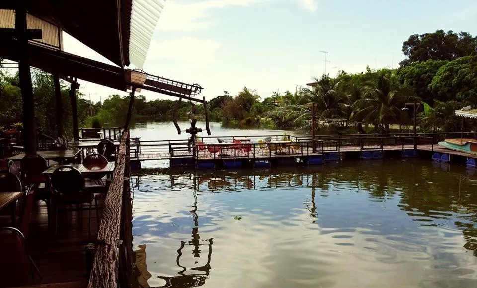 Restaurant/places to eat in Country Lake View Hotel