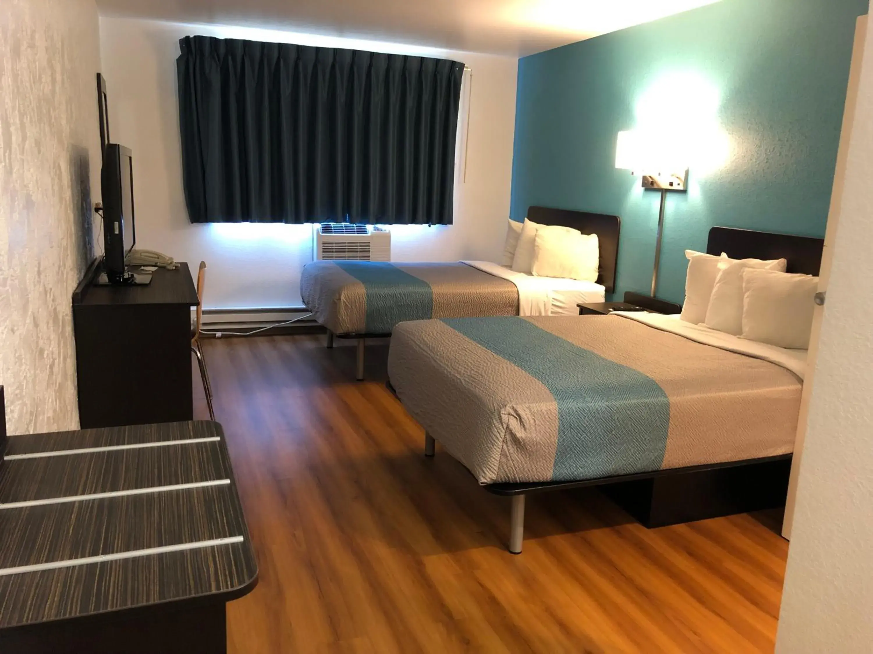 Quadruple Room - Non-Smoking in Motel 6-La Crosse, WI Quadruple Room - Non-Smoking in Motel 6-La Crosse, WI