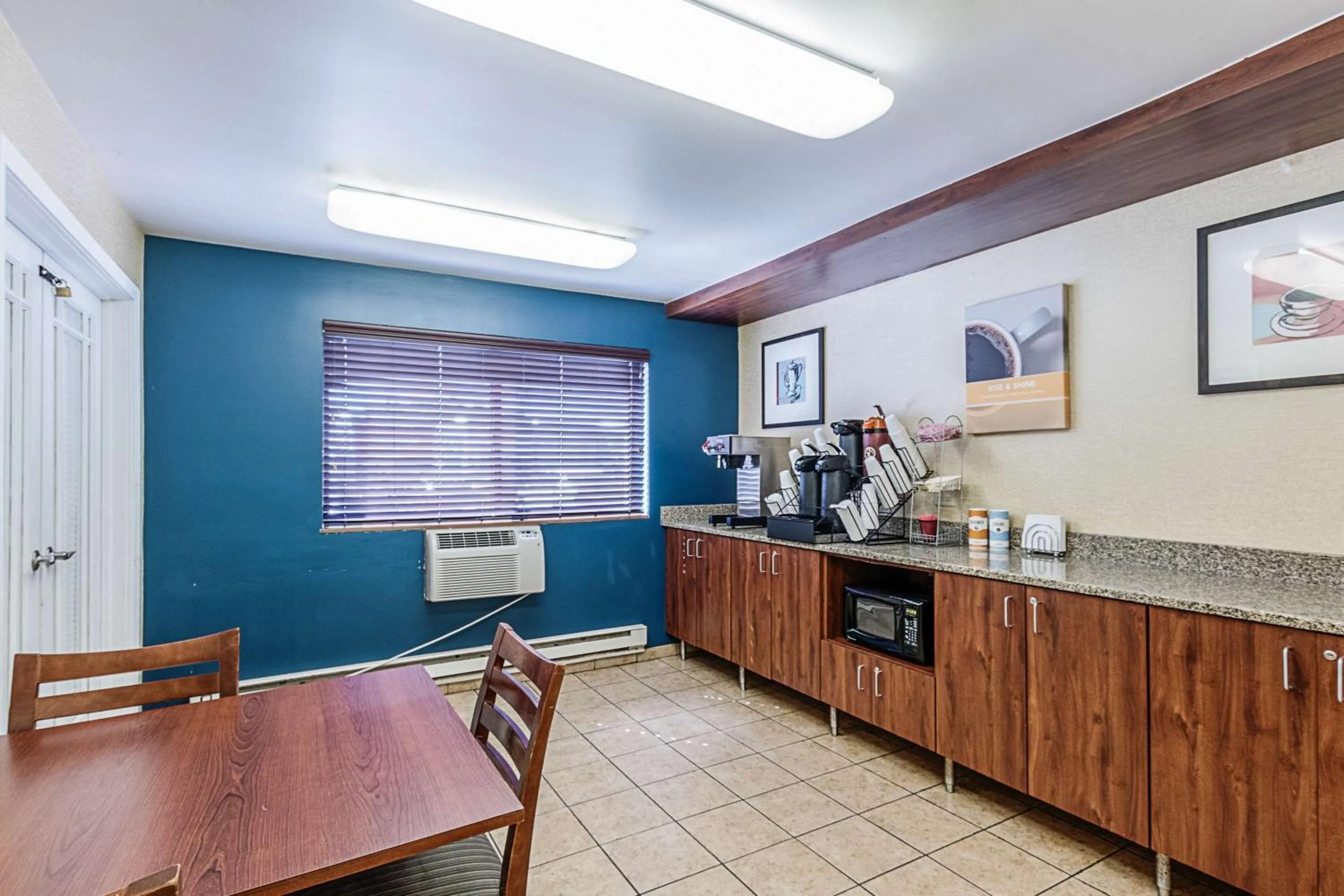 Property building in Motel 6-La Crosse, WI