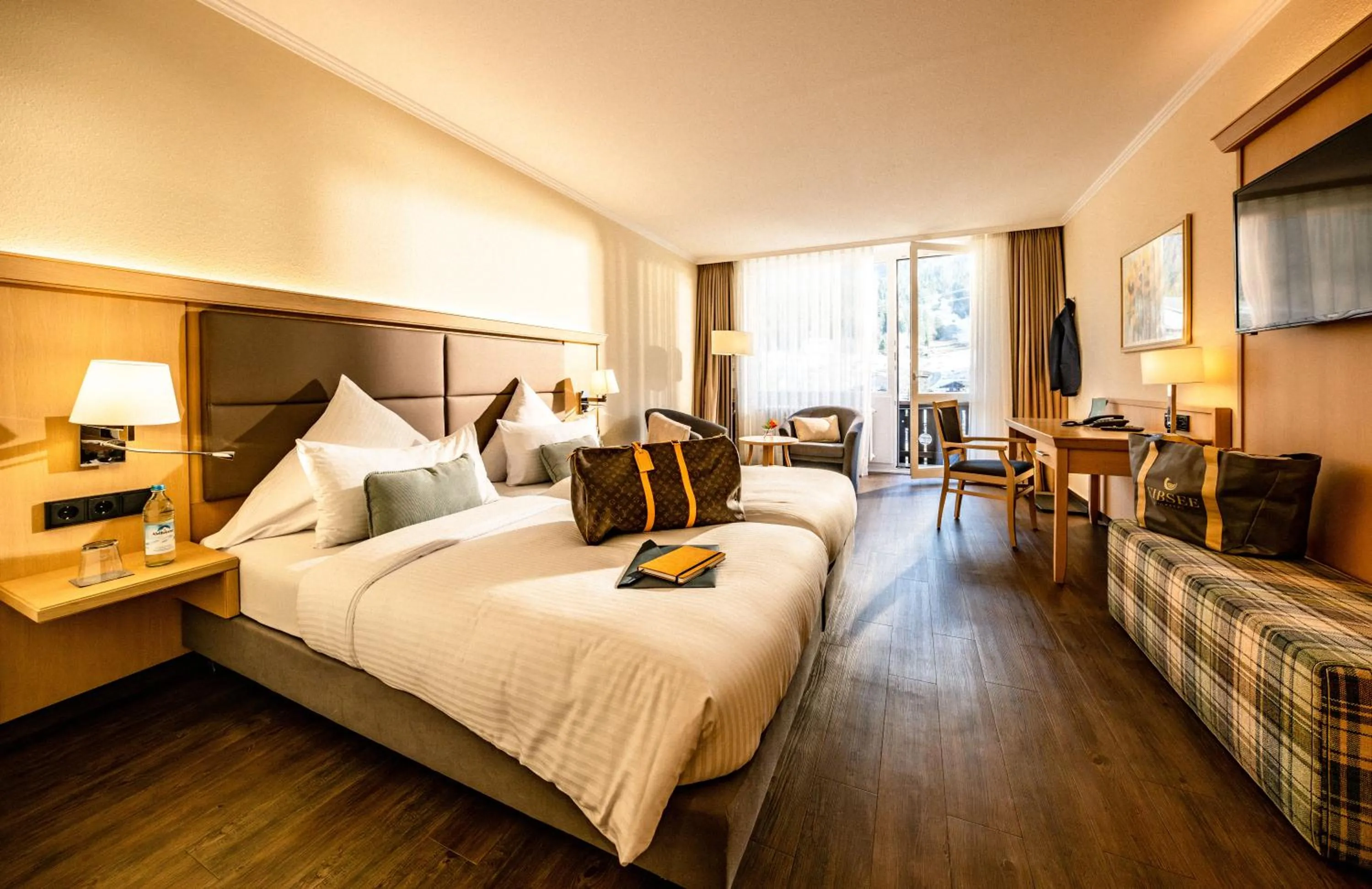 Photo of the whole room, Bed in Eibsee Hotel