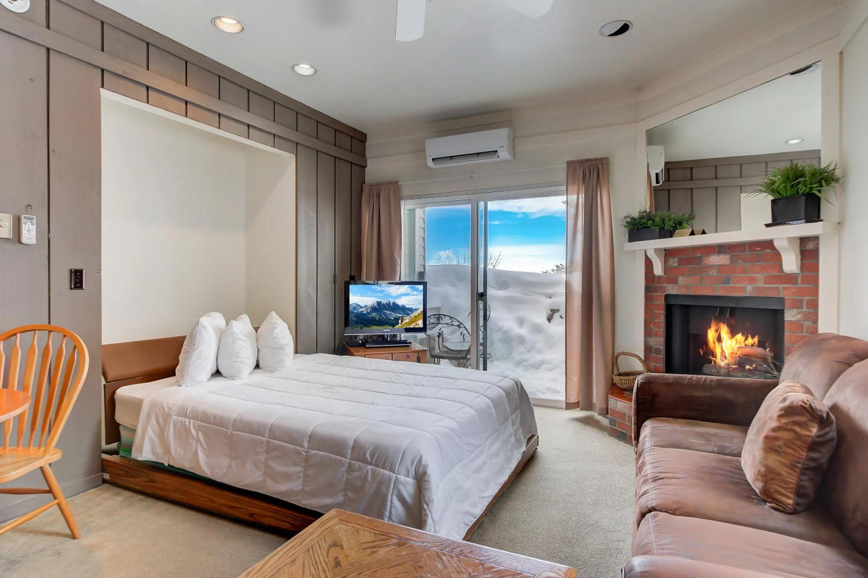 Communal lounge/ TV room, Bed in The Lodge at the Mountain Village by All Seasons Resort Lodging