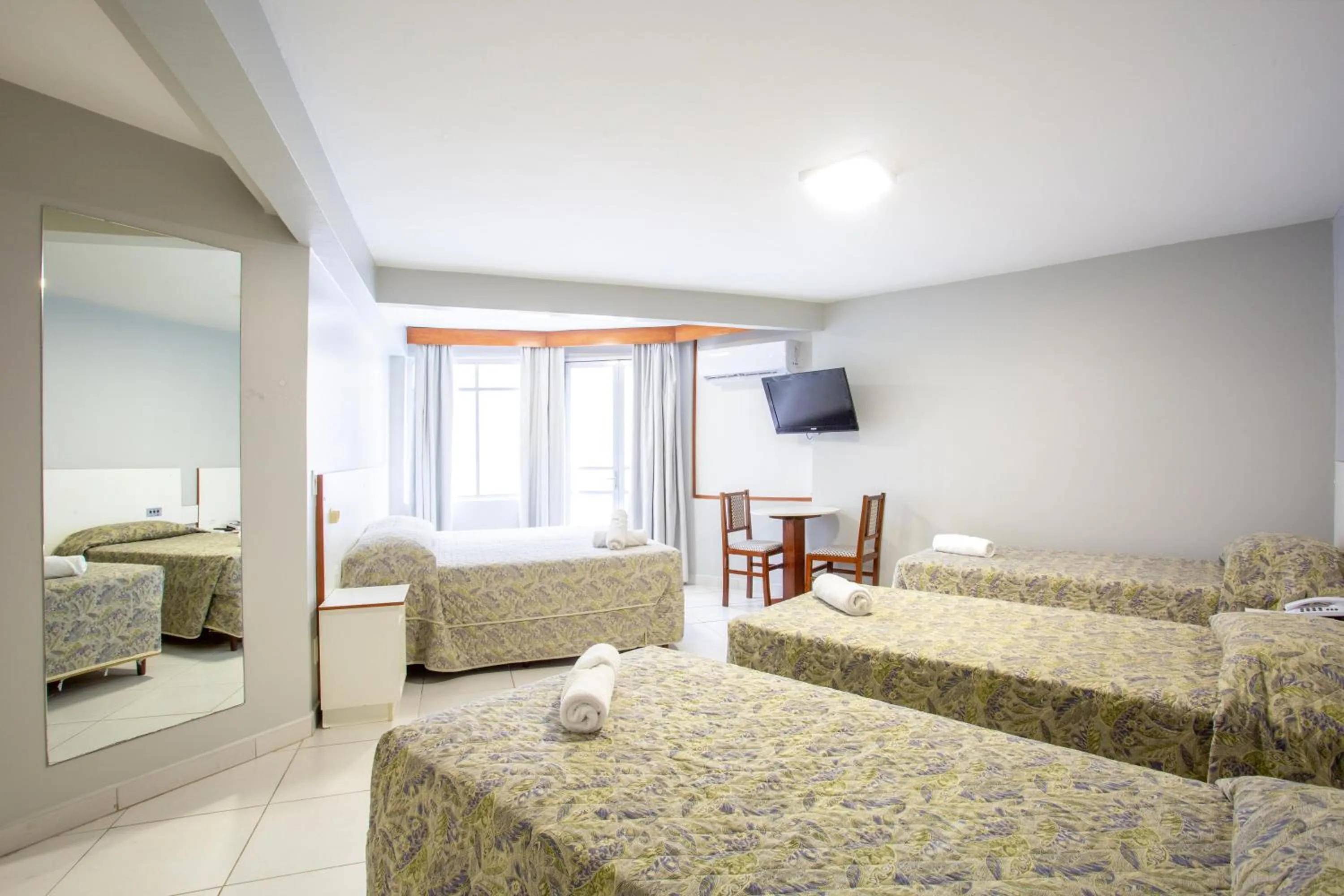 Communal lounge/ TV room, Bed in Oscar Hotel