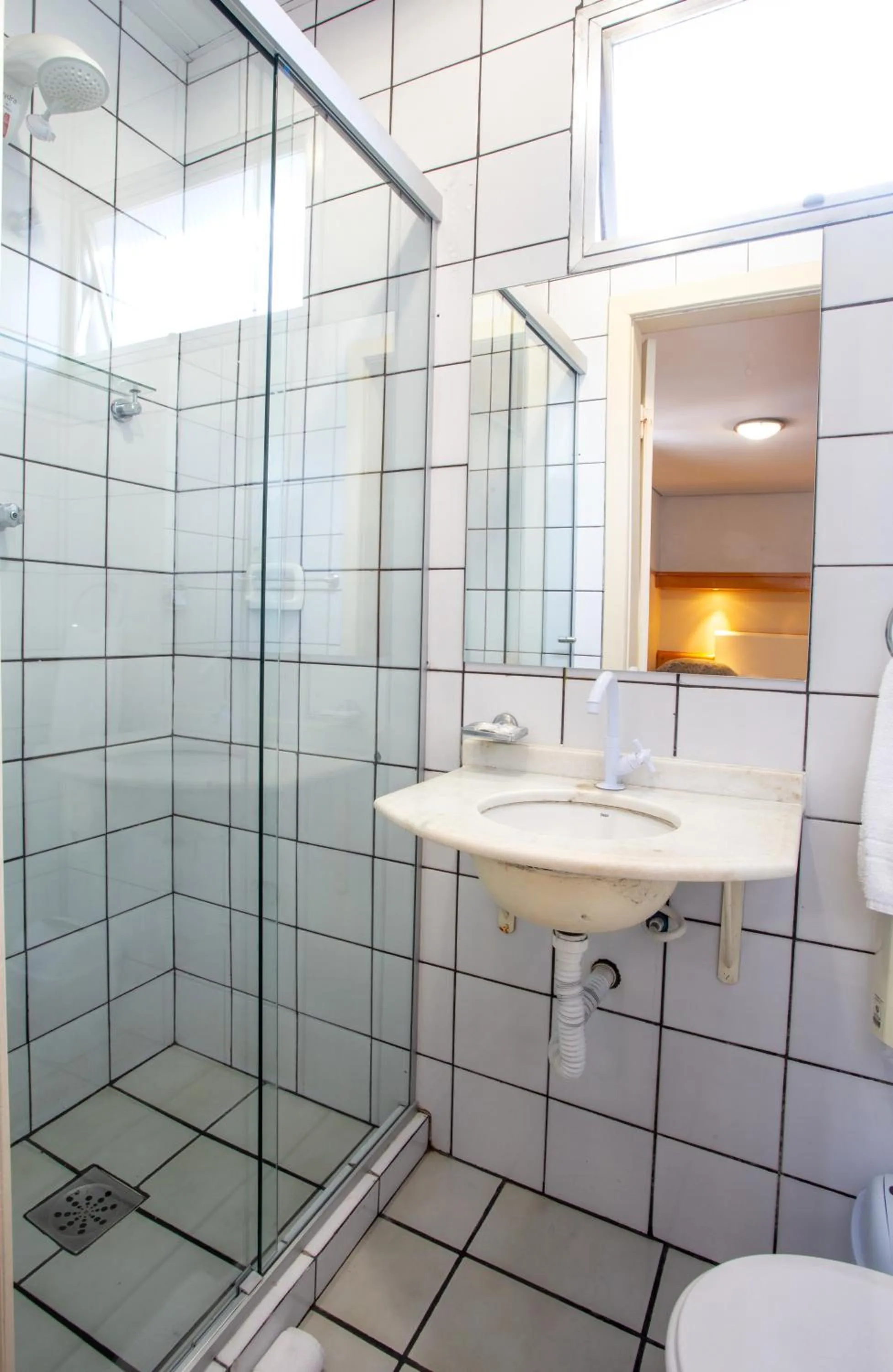 Shower in Oscar Hotel