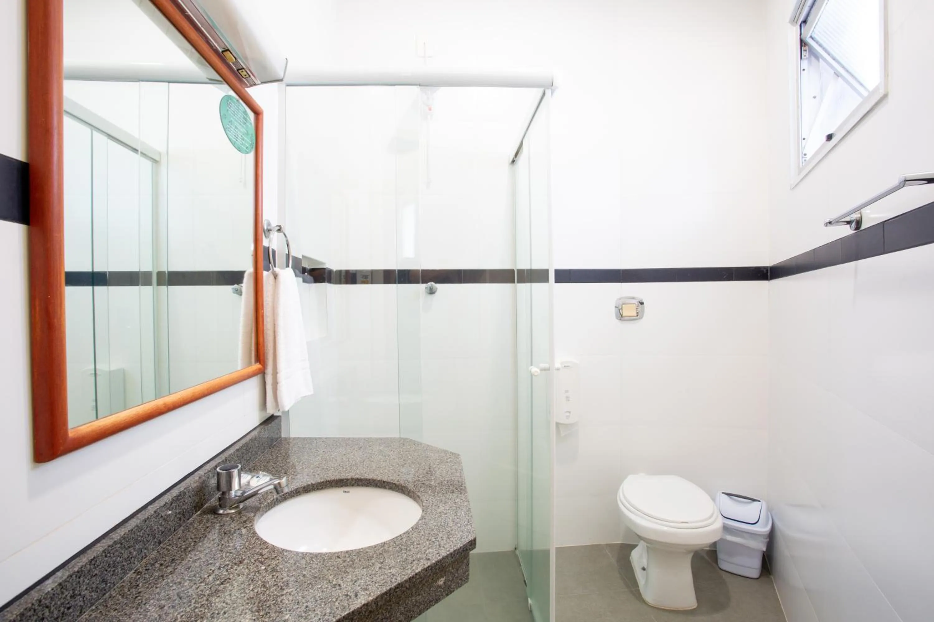 Shower in Oscar Hotel