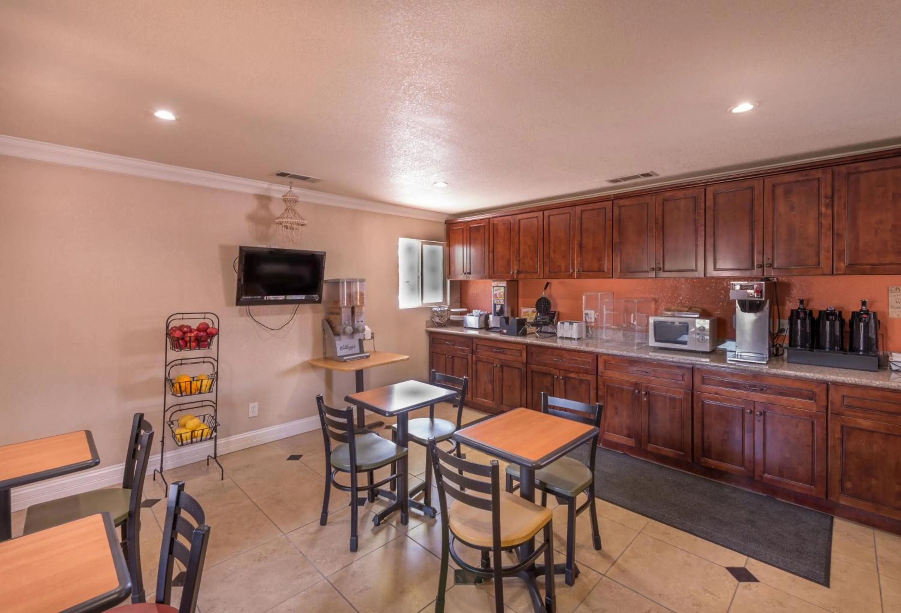 Communal kitchen in Edge Water Inn