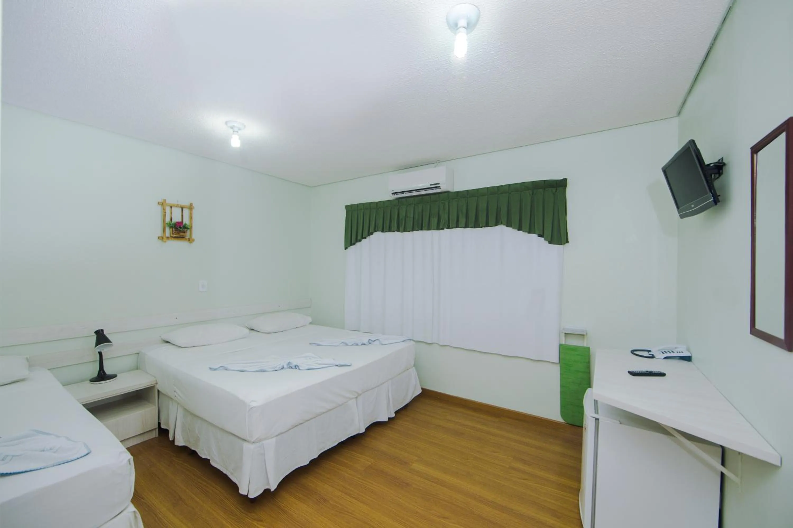 Bathroom, Bed in Hotel e Pousada Caroline