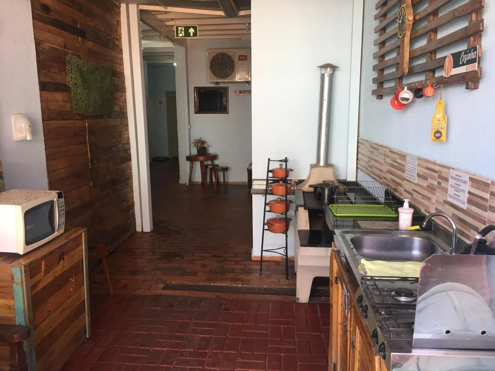 Communal kitchen in Hotel e Pousada Caroline