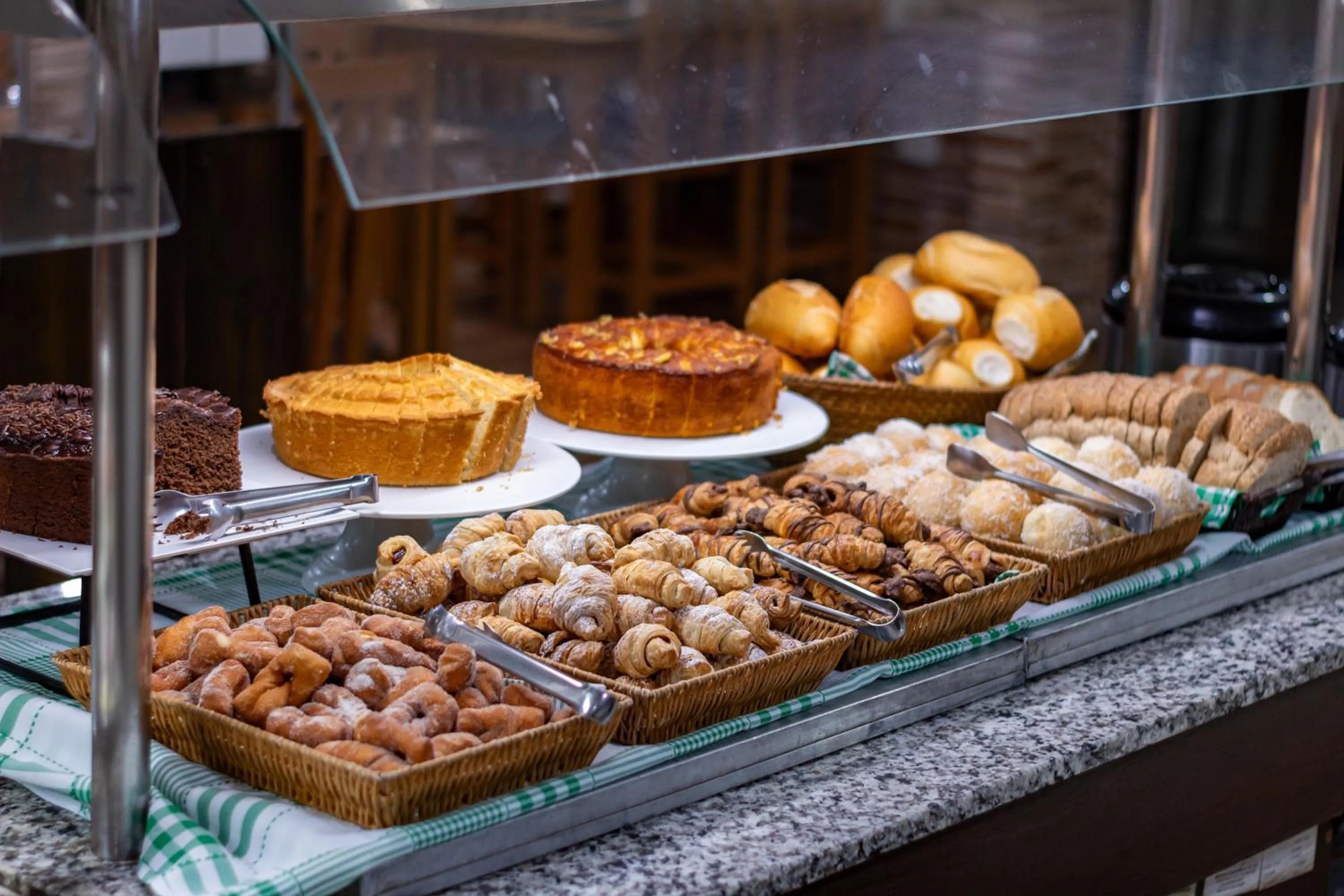 Breakfast in Hotel e Pousada Caroline