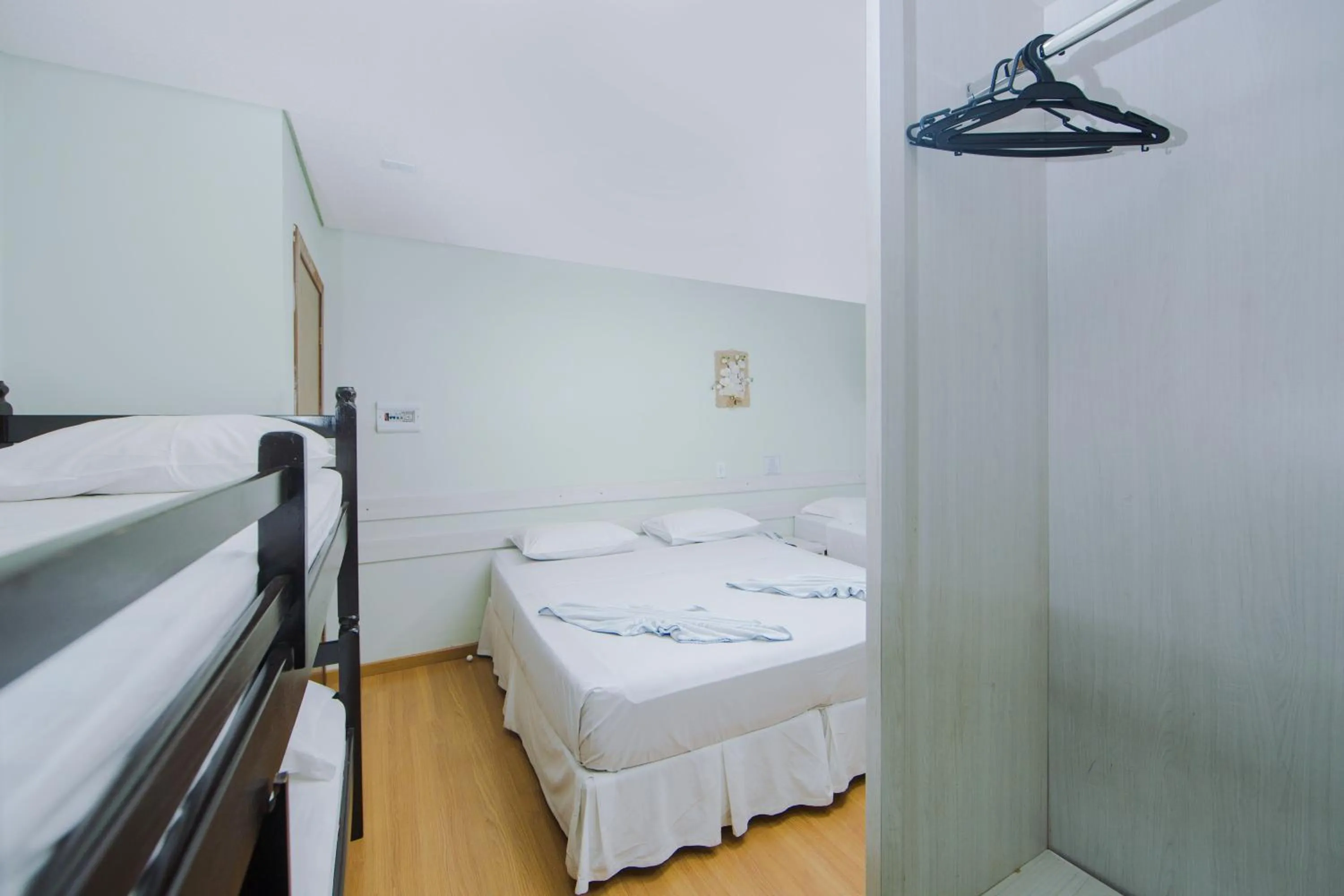 Property building, Bed in Hotel e Pousada Caroline