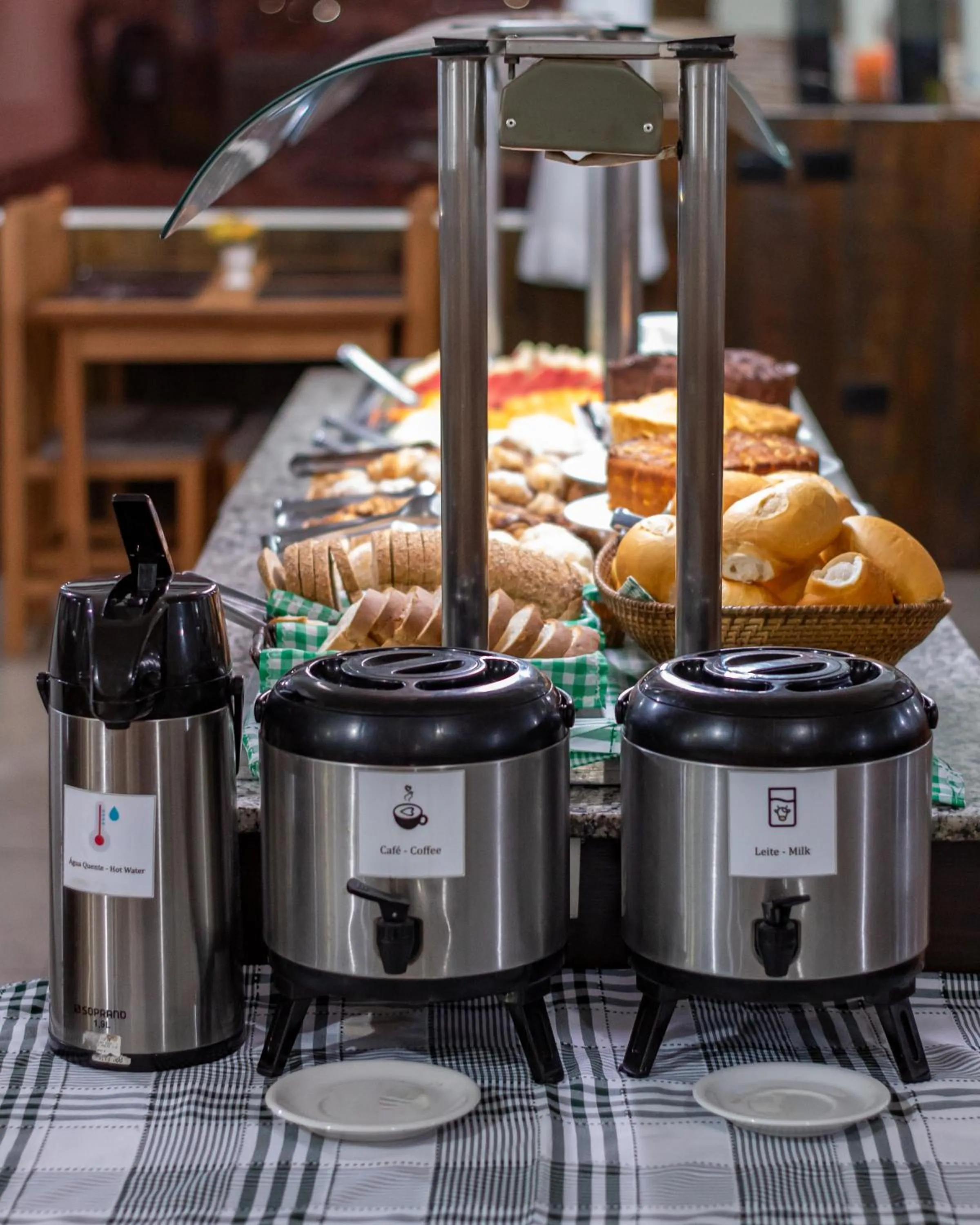 Breakfast in Hotel e Pousada Caroline