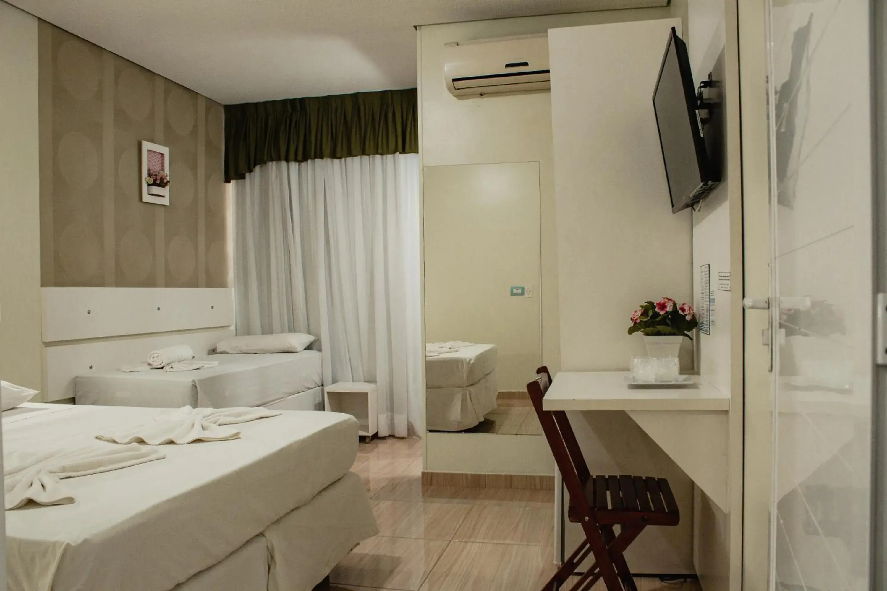 Quarto Triplo Standard (Bloco 02) in Hotel e Pousada Caroline Quarto Triplo Standard (Bloco 02) in Hotel e Pousada Caroline