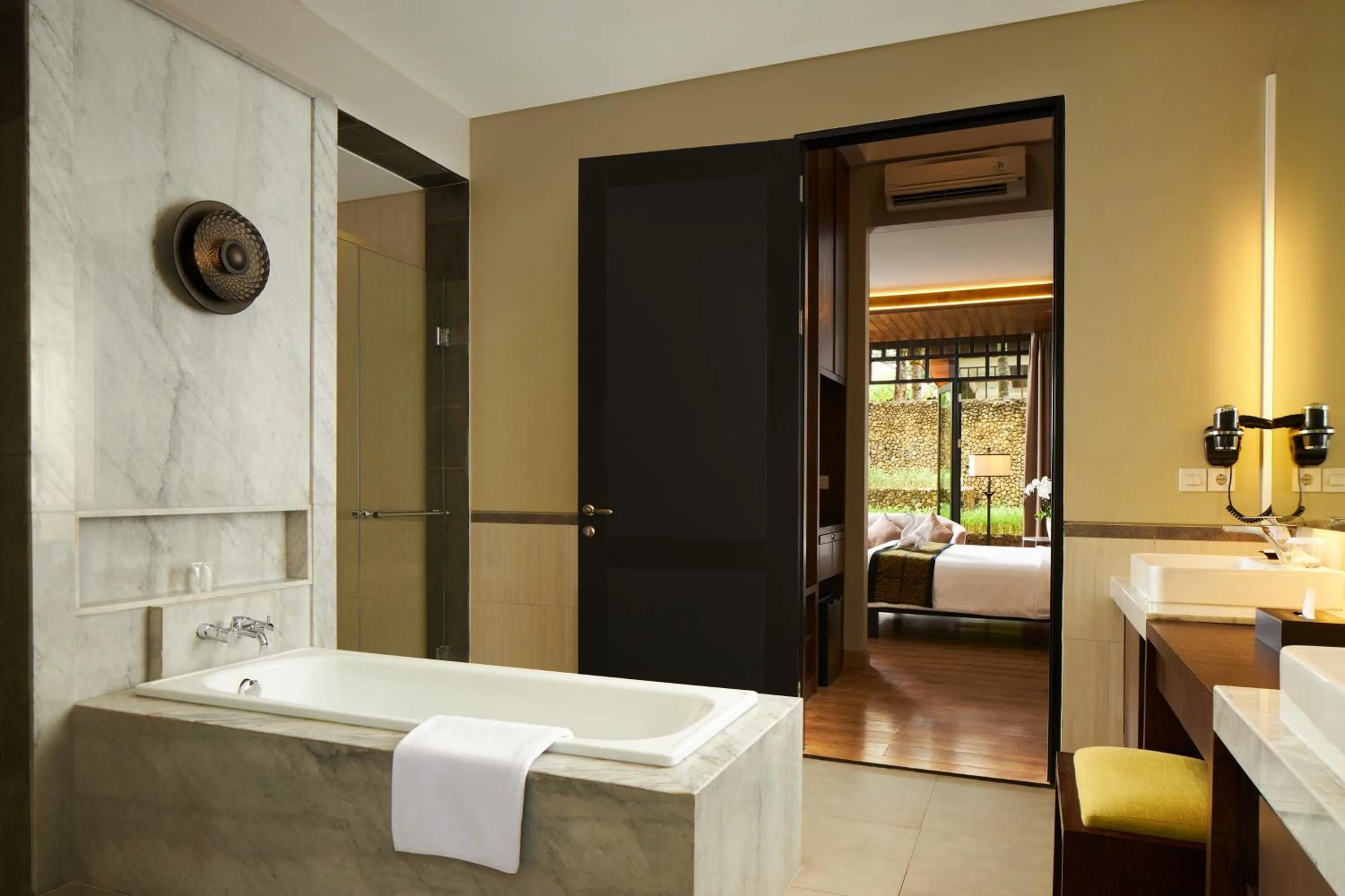 Bath, Bed in eL Hotel Banyuwangi