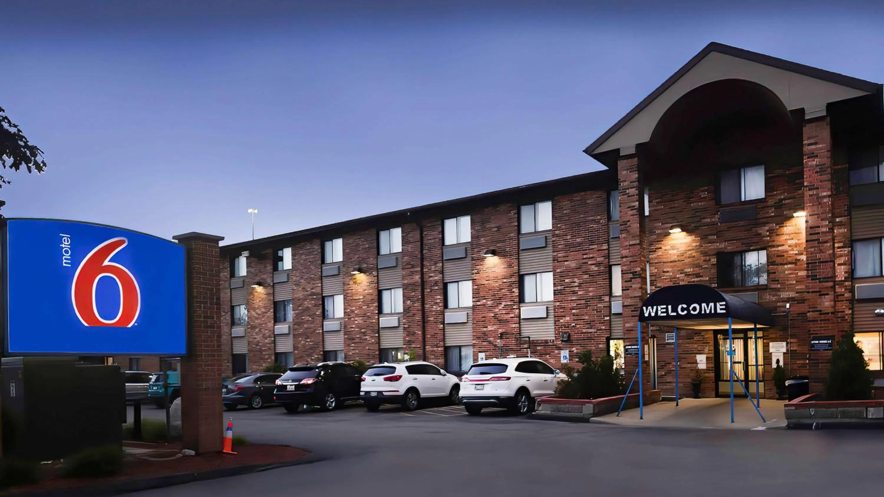Property building in Motel 6-Milwaukee, WI - Glendale
