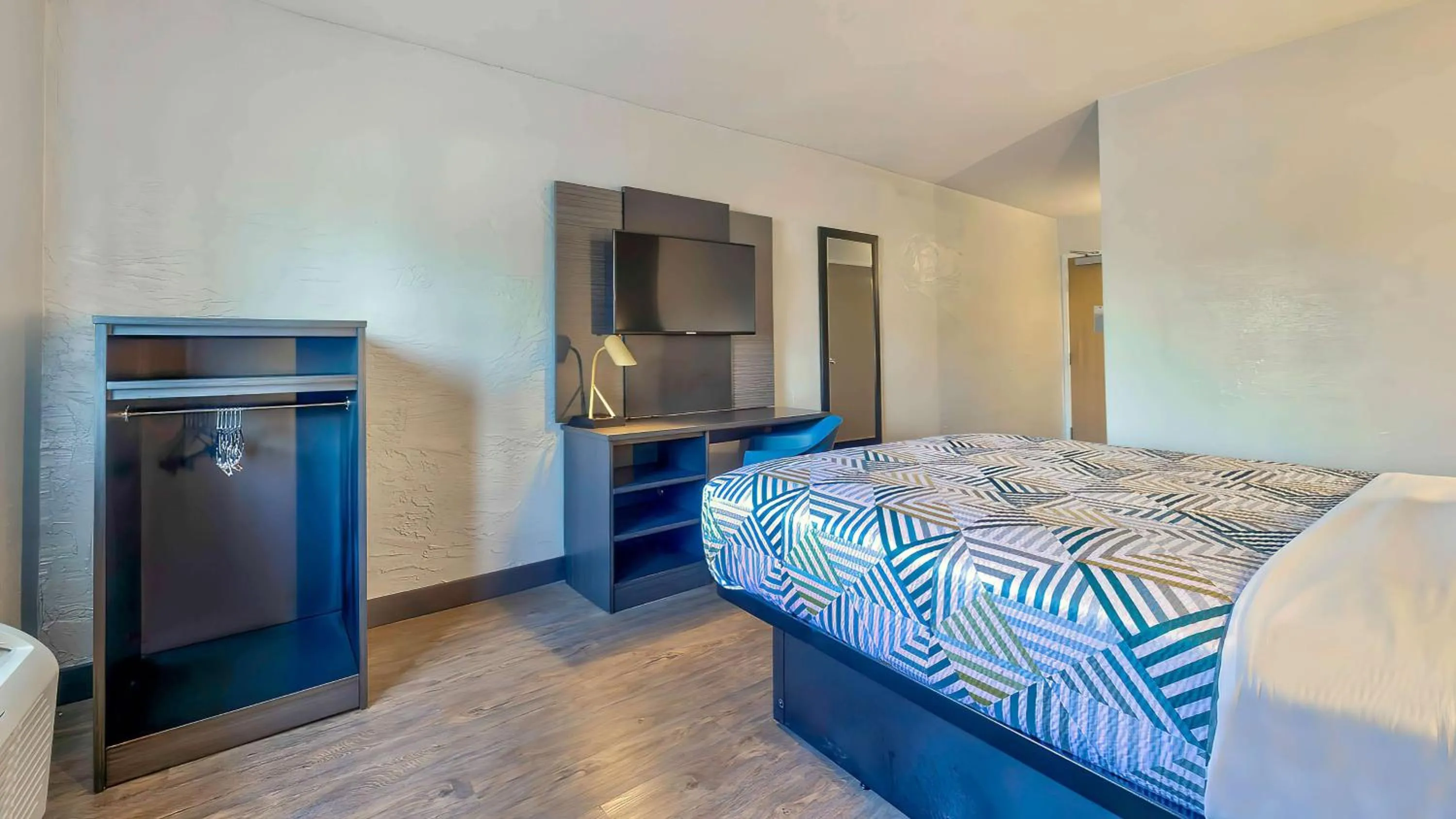 Bedroom, Bed in Motel 6-Milwaukee, WI - Glendale