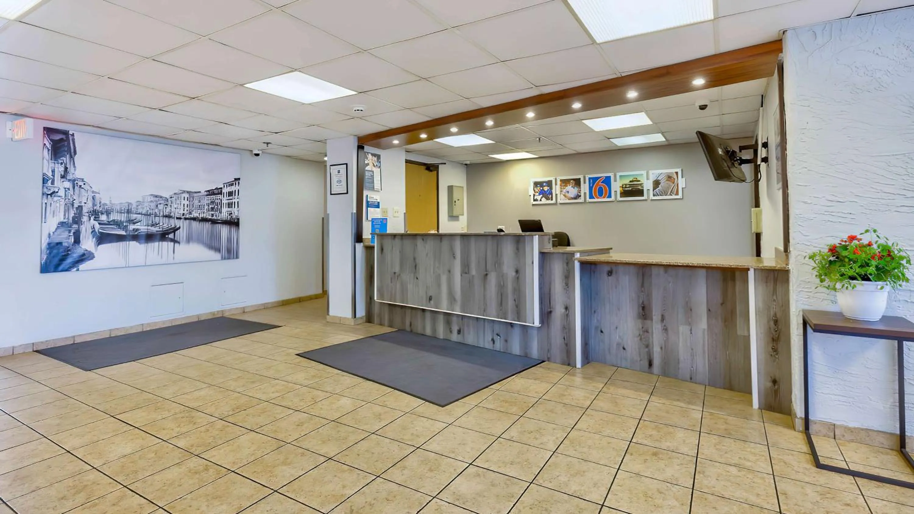 Lobby or reception in Motel 6-Milwaukee, WI - Glendale