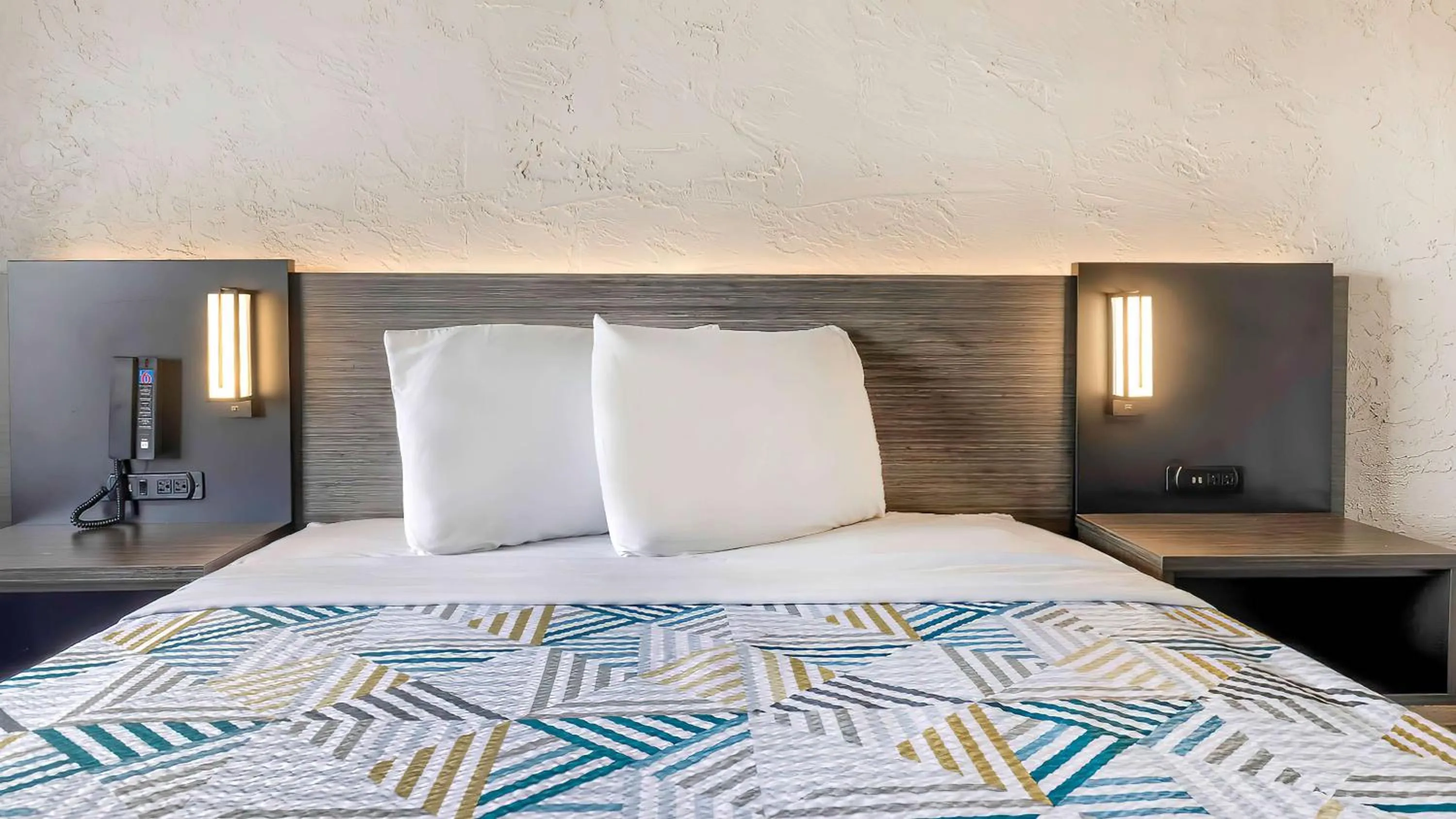 Bedroom, Bed in Motel 6-Milwaukee, WI - Glendale