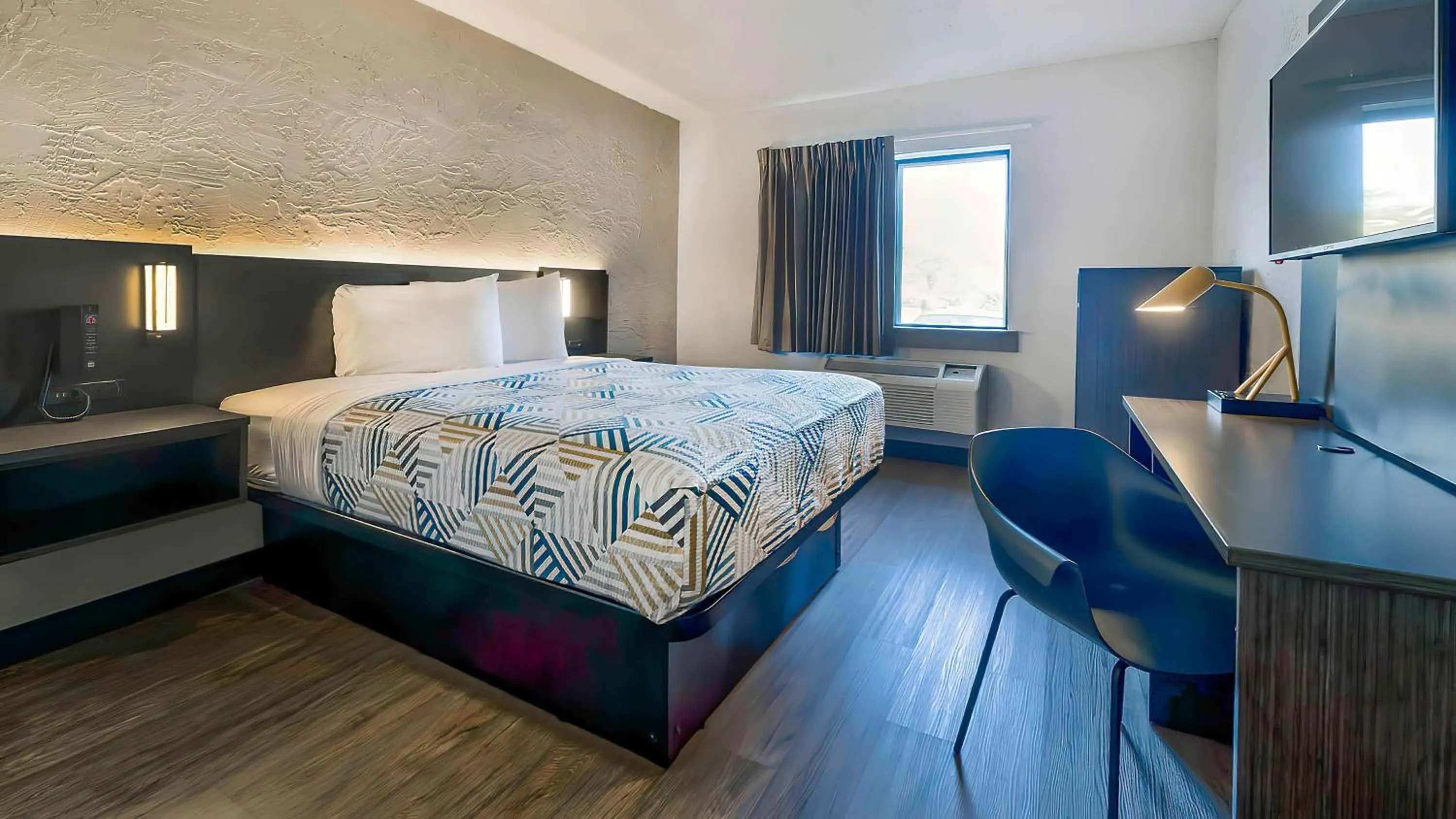 Bedroom, Bed in Motel 6-Milwaukee, WI - Glendale