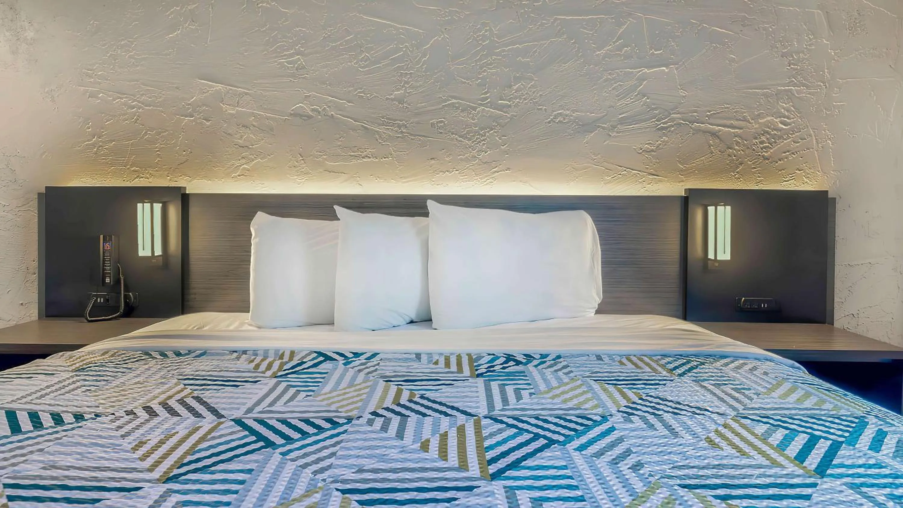 Bedroom, Bed in Motel 6-Milwaukee, WI - Glendale