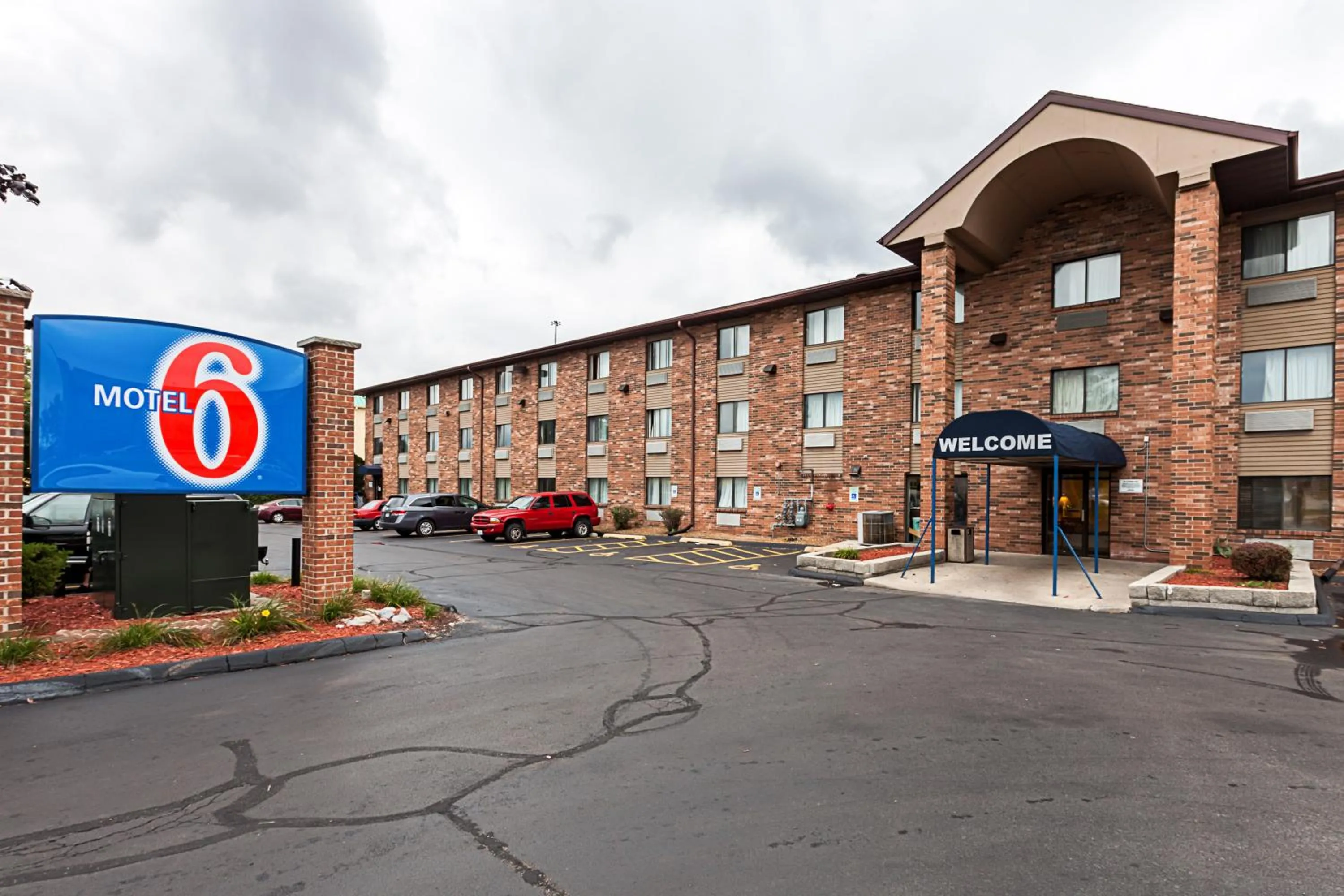 Facade/entrance in Motel 6-Milwaukee, WI - Glendale