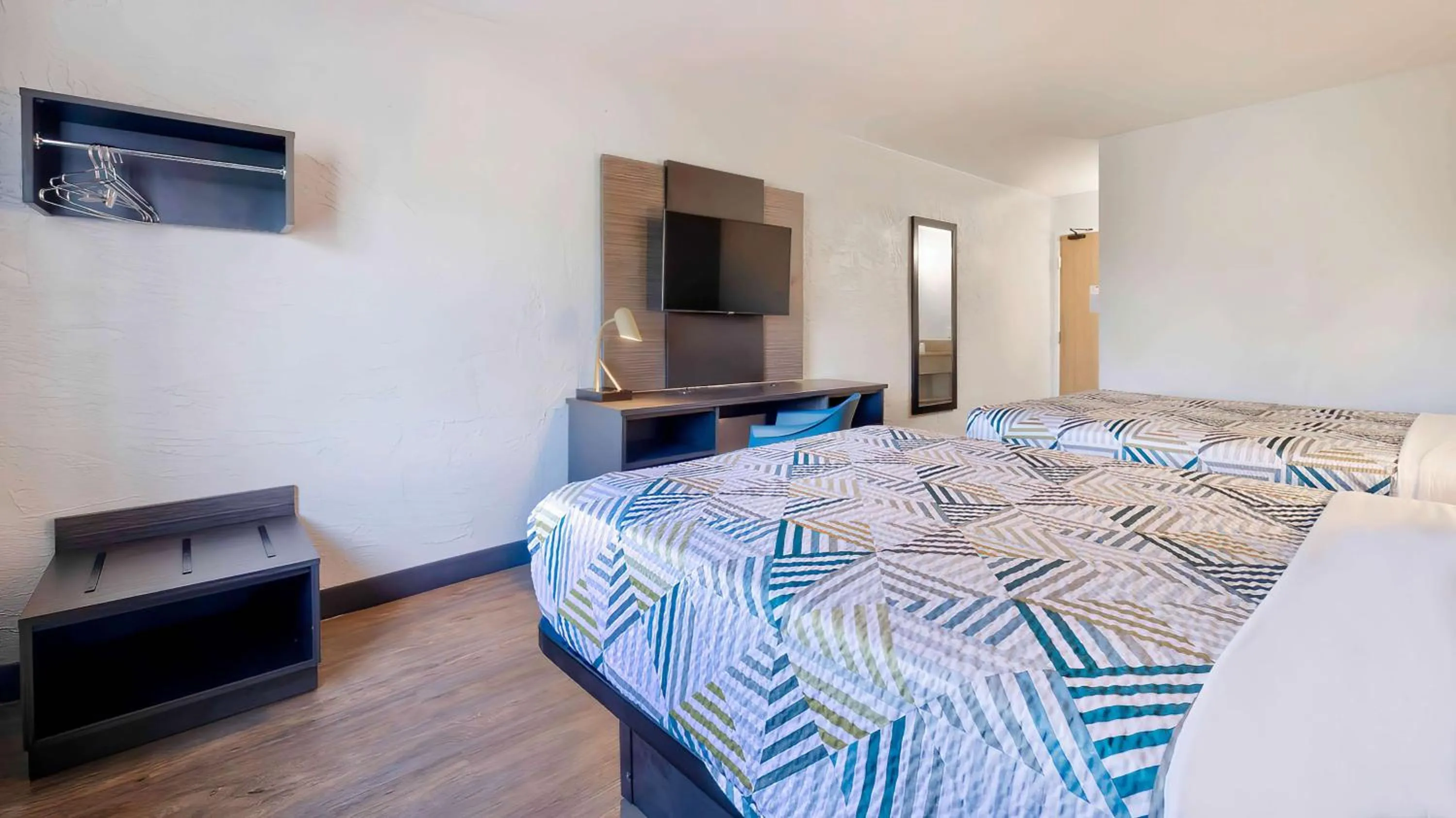 Bedroom, Bed in Motel 6-Milwaukee, WI - Glendale