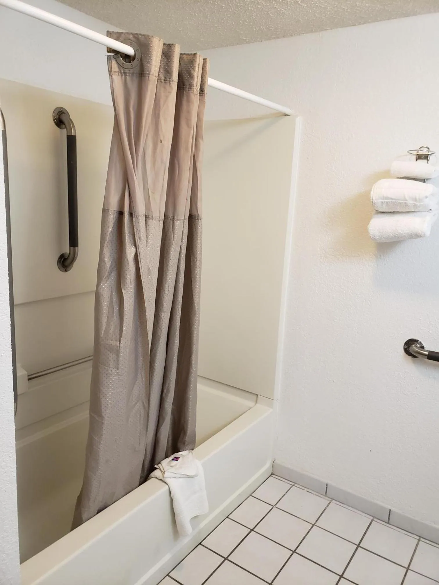 Bathroom in Motel 6-Milwaukee, WI - Glendale