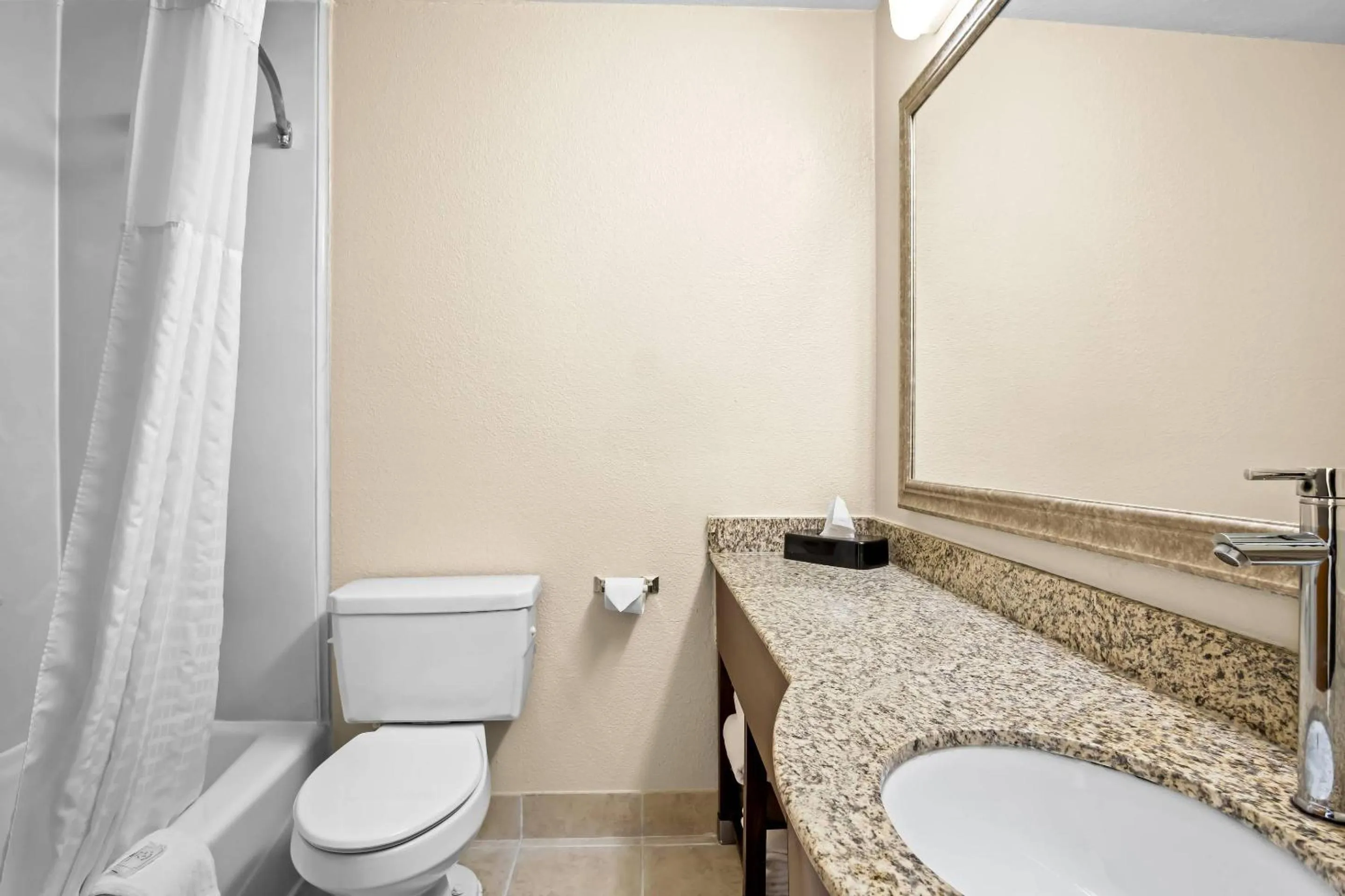 Bedroom in Quality Suites Irving-Las Colinas