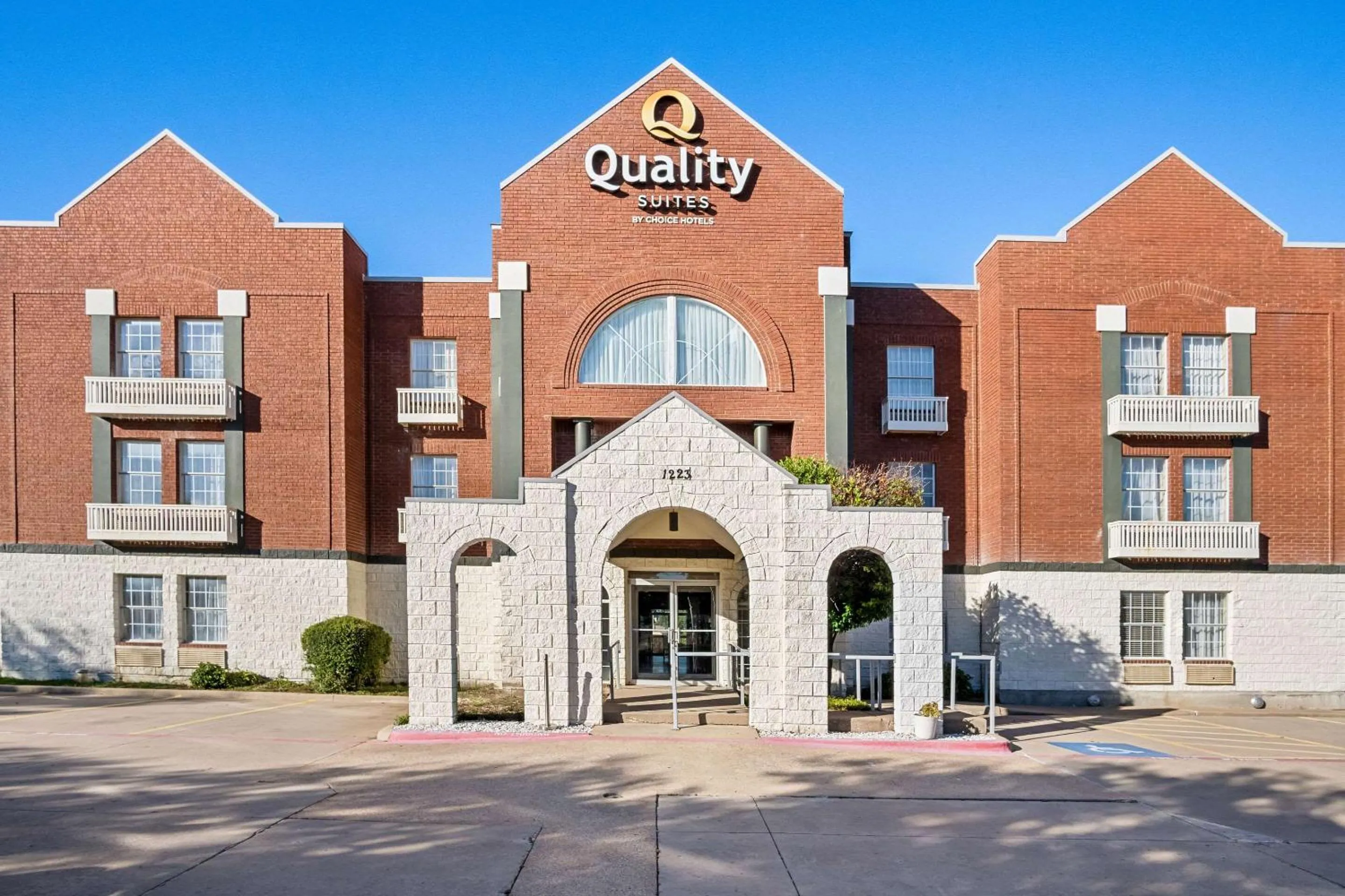 Property building in Quality Suites Irving-Las Colinas