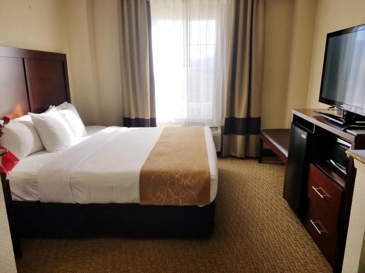 Bedroom, Bed in Quality Suites Irving-Las Colinas