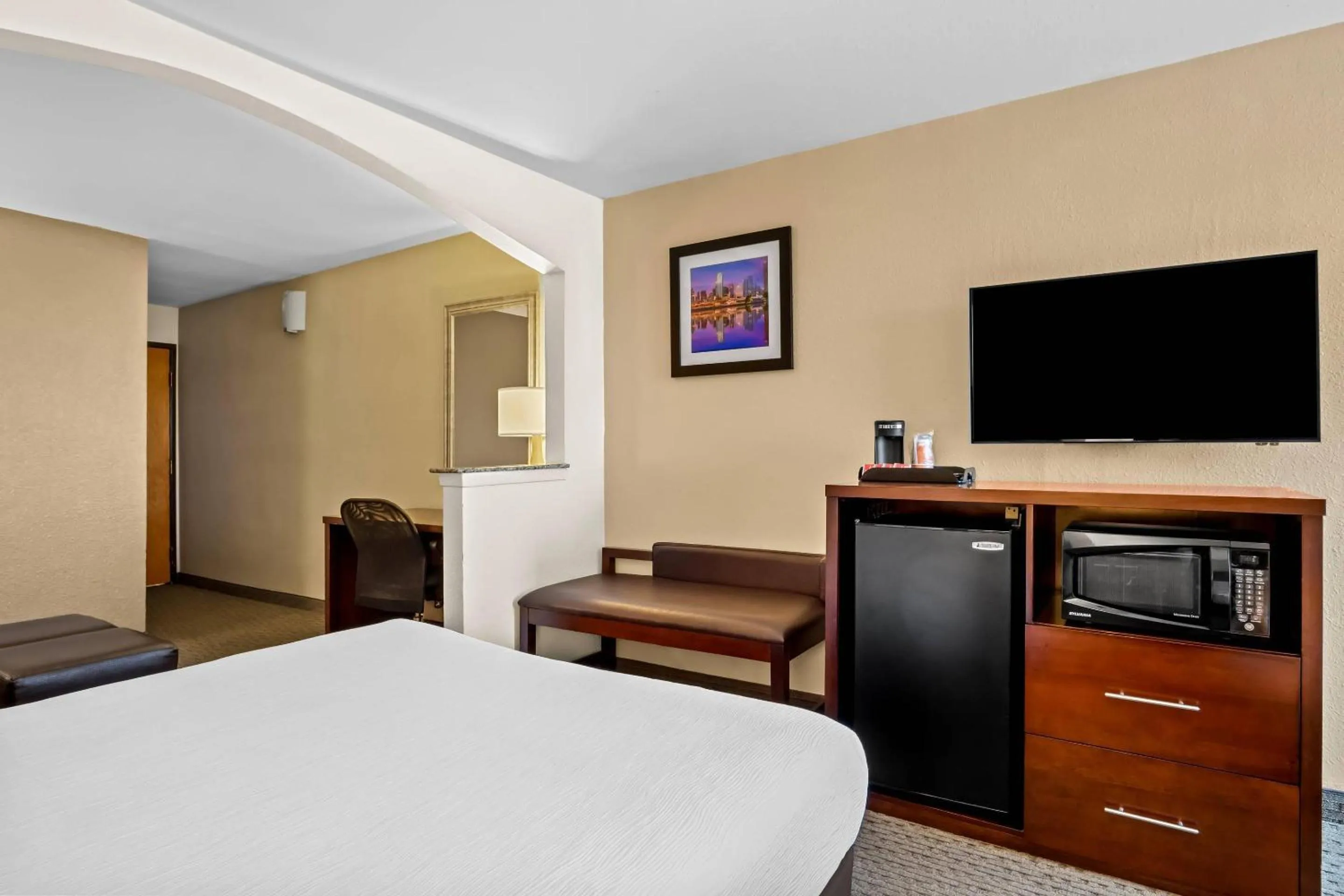 Bedroom, Bed in Quality Suites Irving-Las Colinas