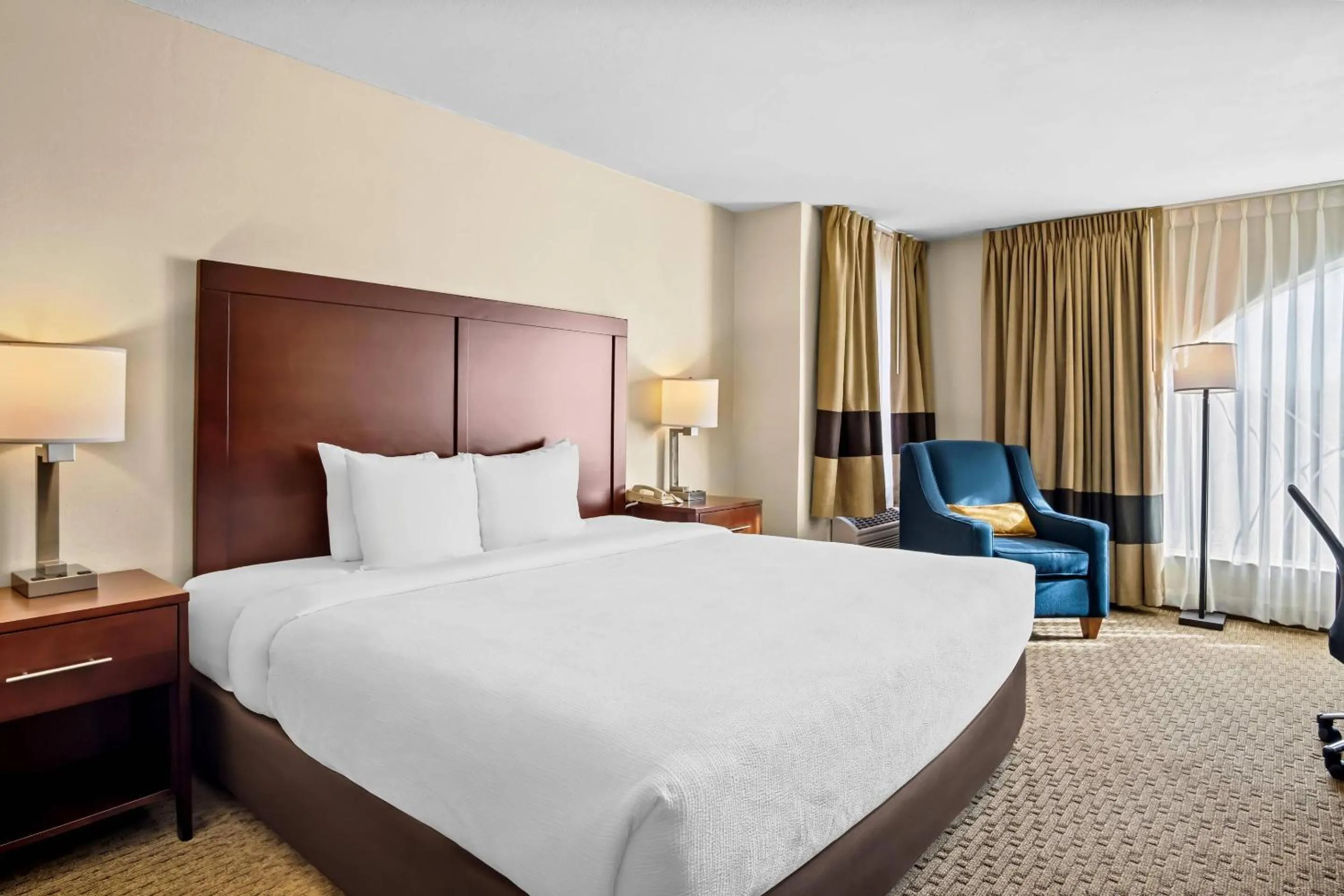 Bedroom, Bed in Quality Suites Irving-Las Colinas