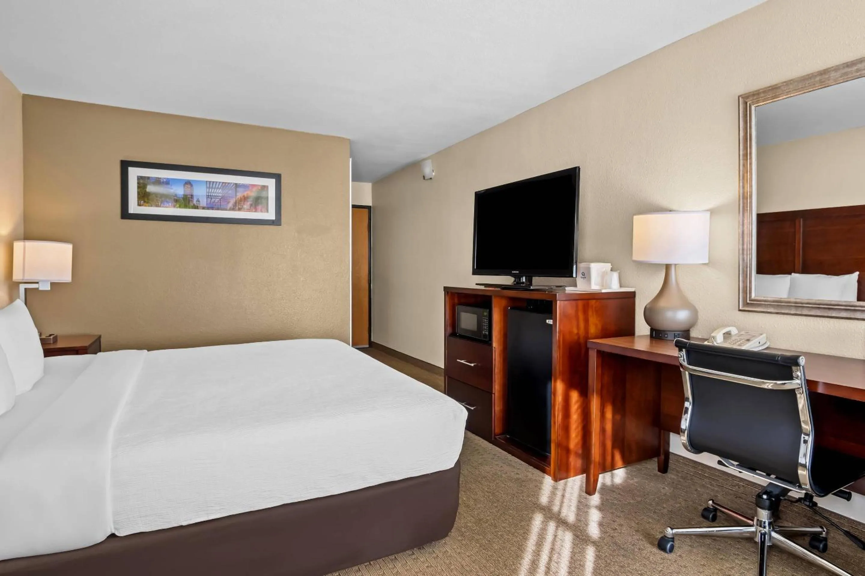 Bedroom, Bed in Quality Suites Irving-Las Colinas