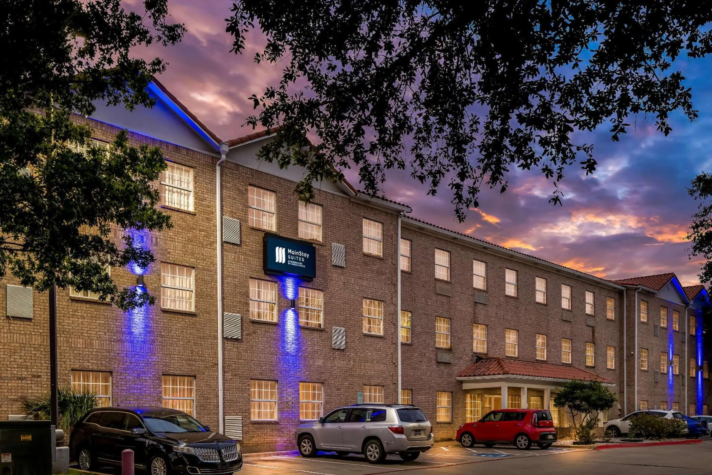 Property building in MainStay Suites Addison-Dallas
