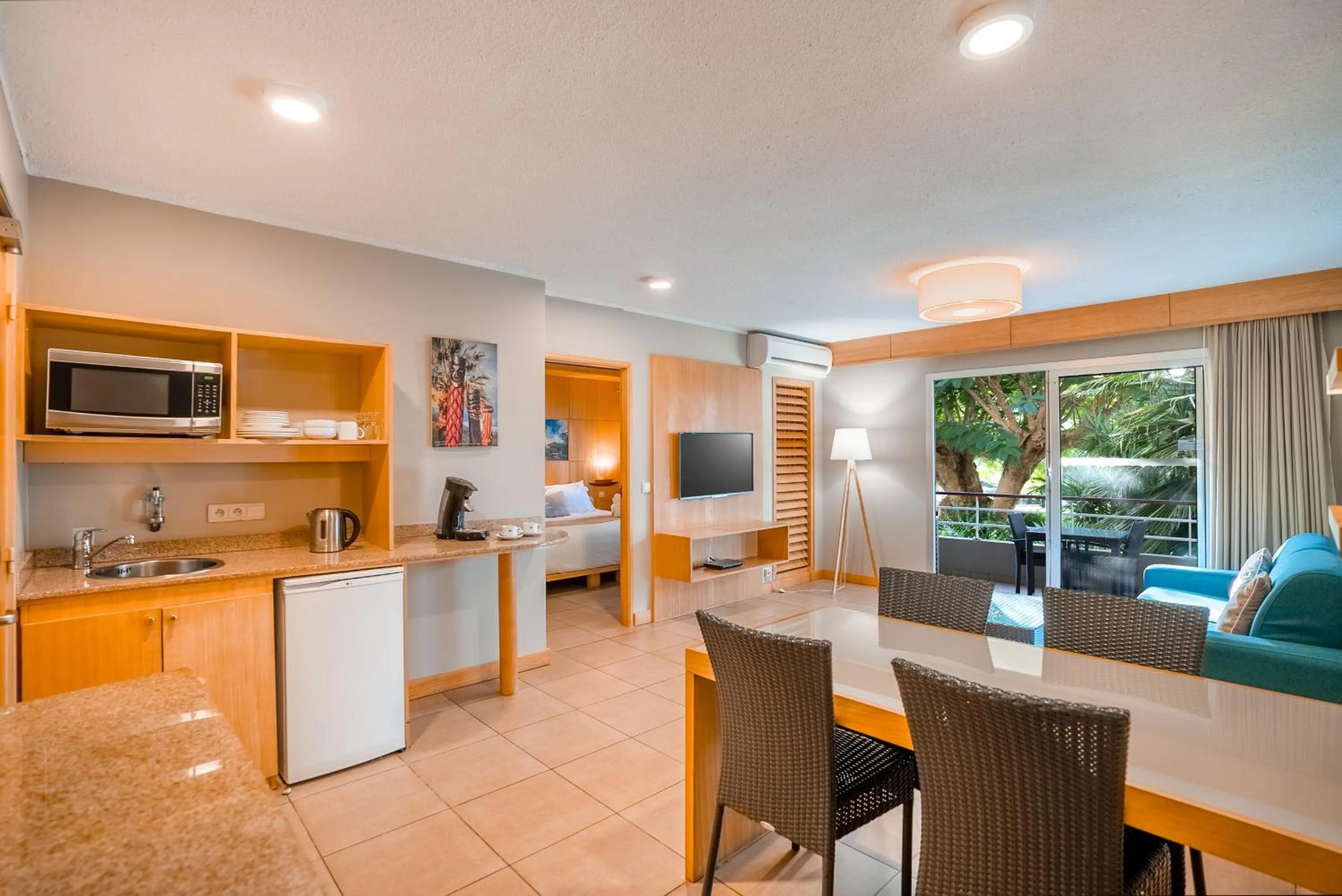 Communal lounge/ TV room in Hôtel Le Lagon