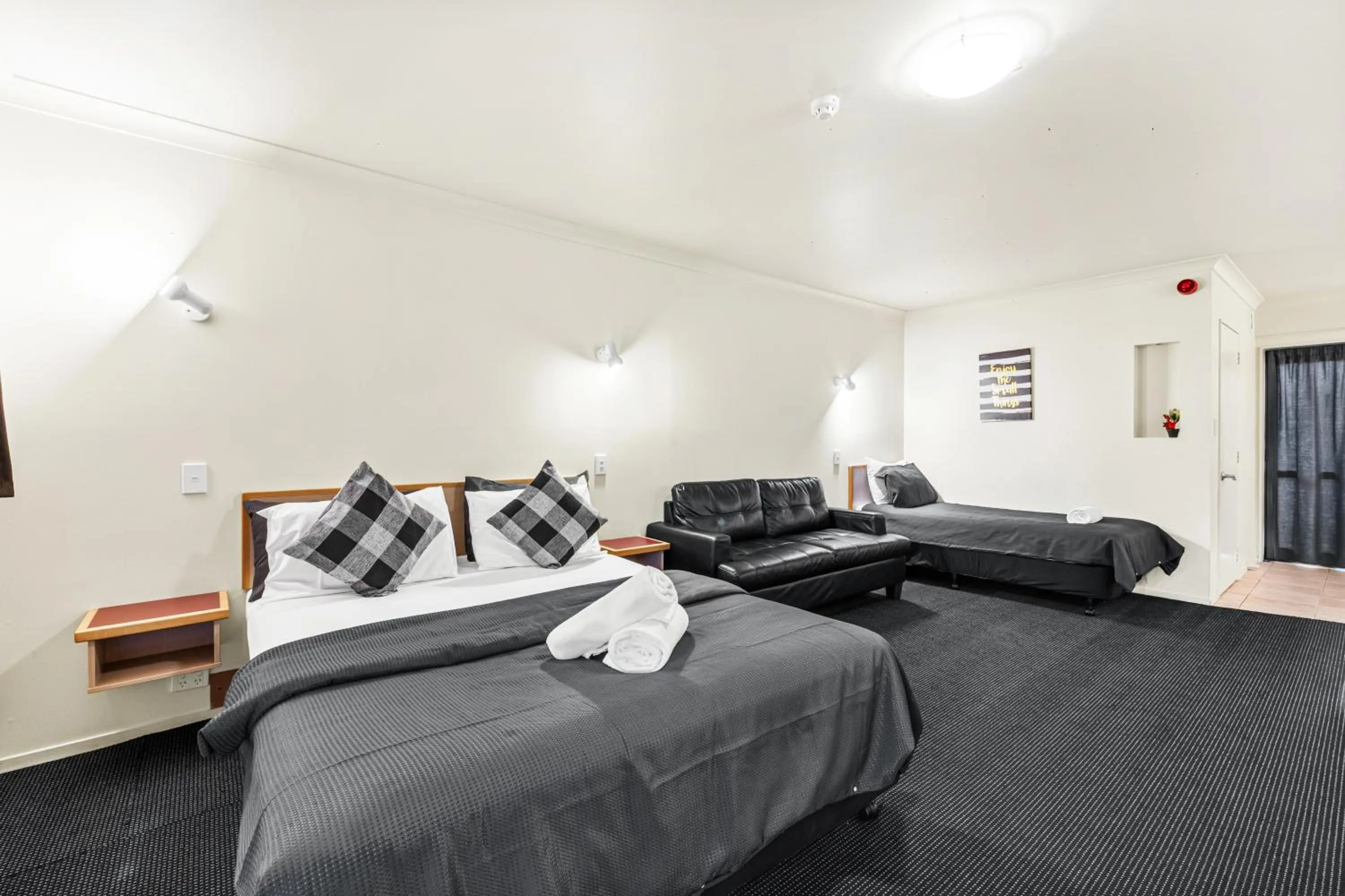 Bed in New Castle Motor Lodge