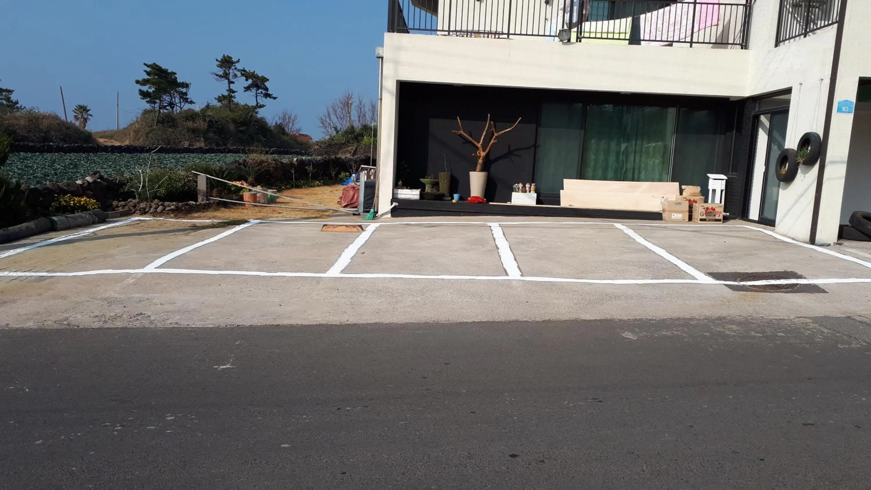 Facade/entrance in 오후여섯시펜션