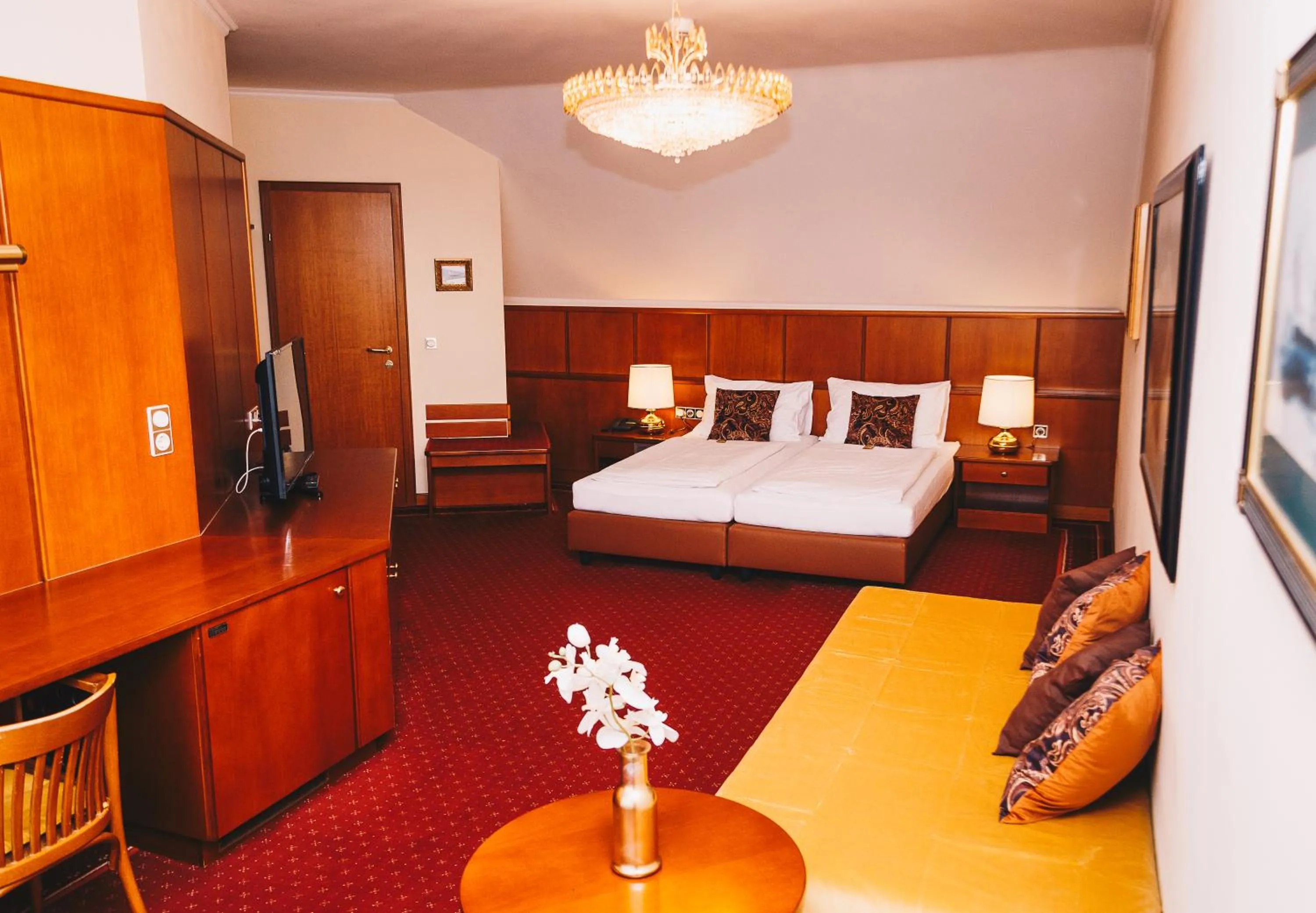 Photo of the whole room, Bed in Paul's Hotel