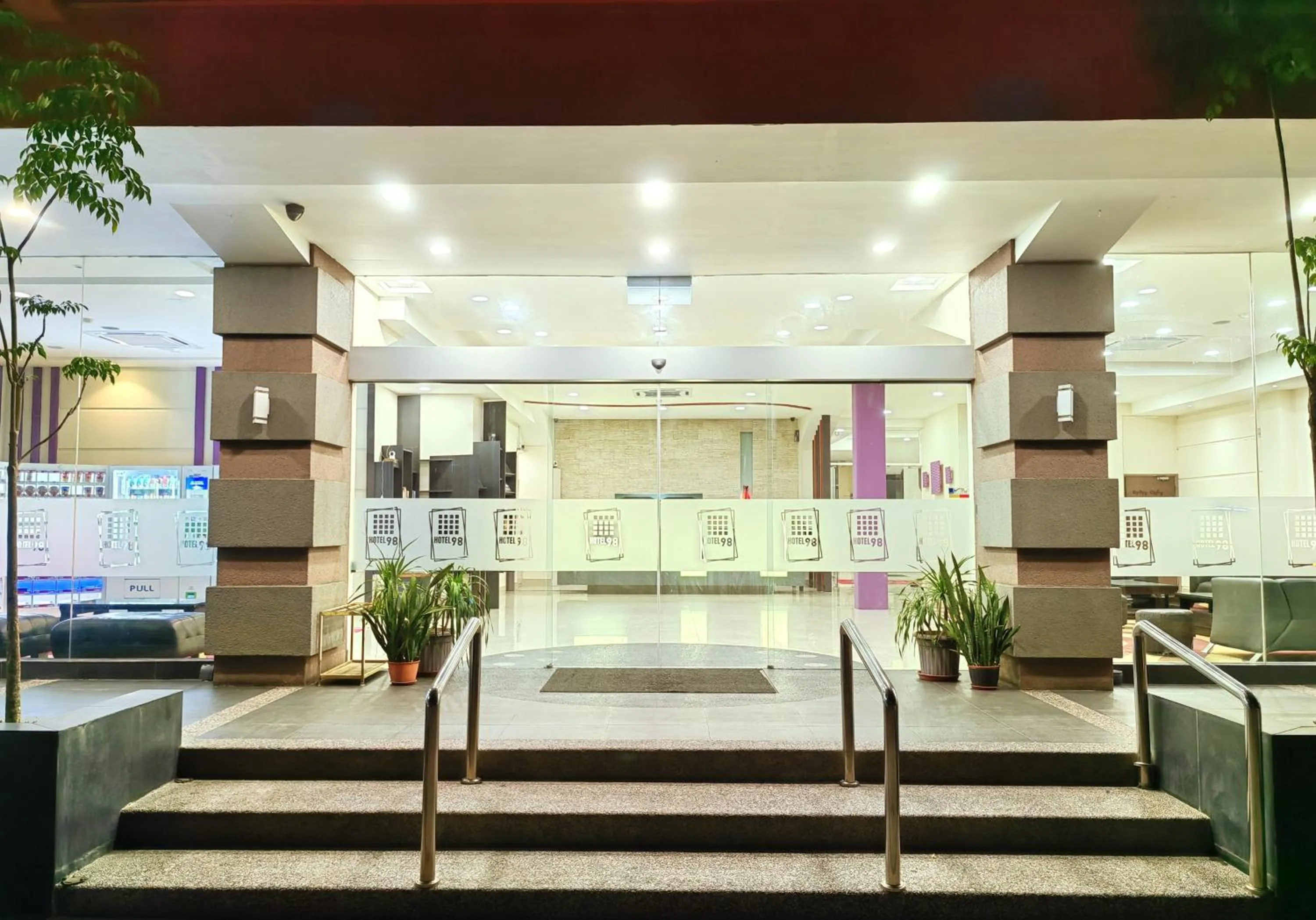 Facade/entrance in Hotel 98