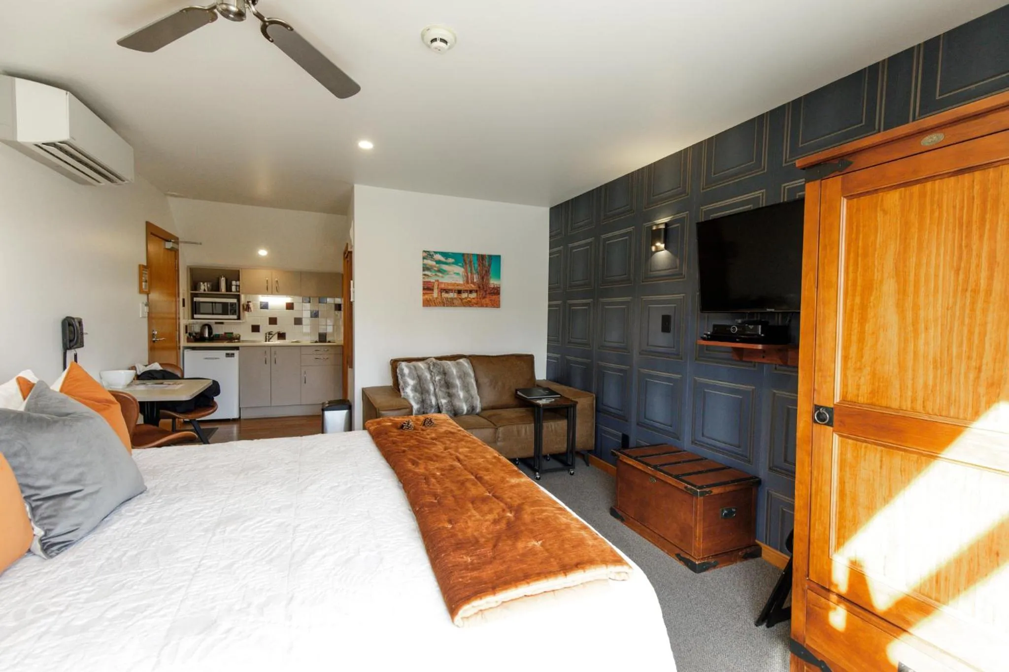 Bedroom, Bed in Settlers Boutique Motel