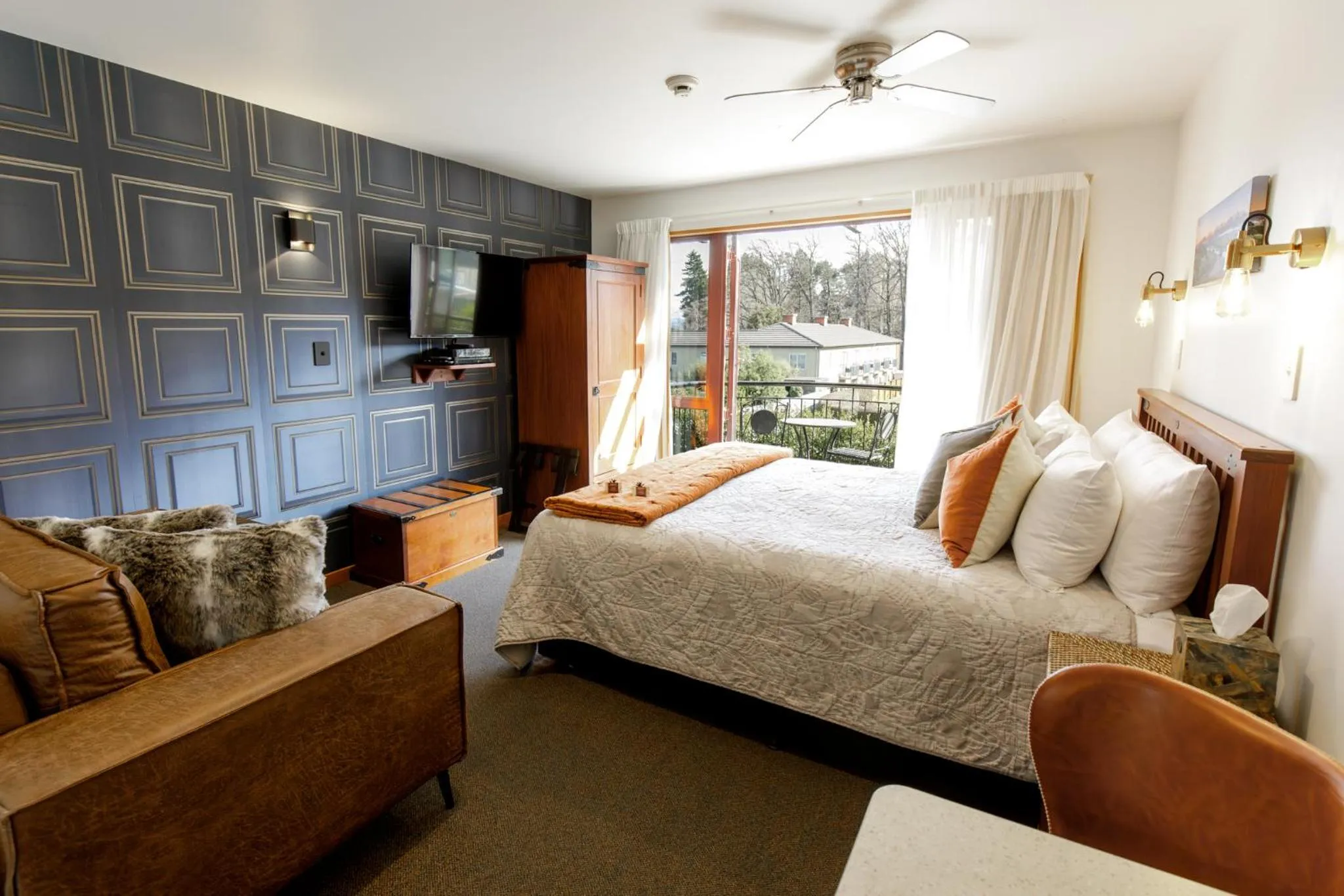 Living room, Bed in Settlers Boutique Motel