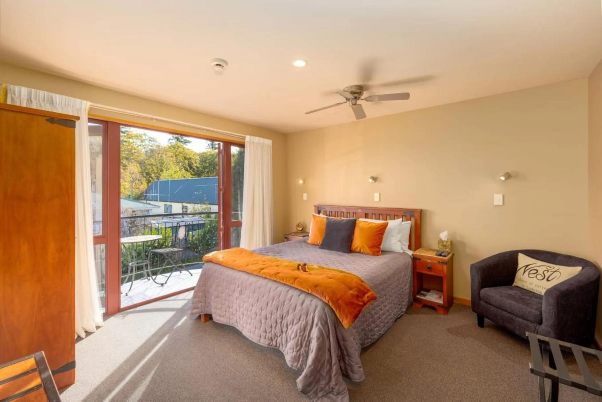 Bed in Settlers Boutique Motel