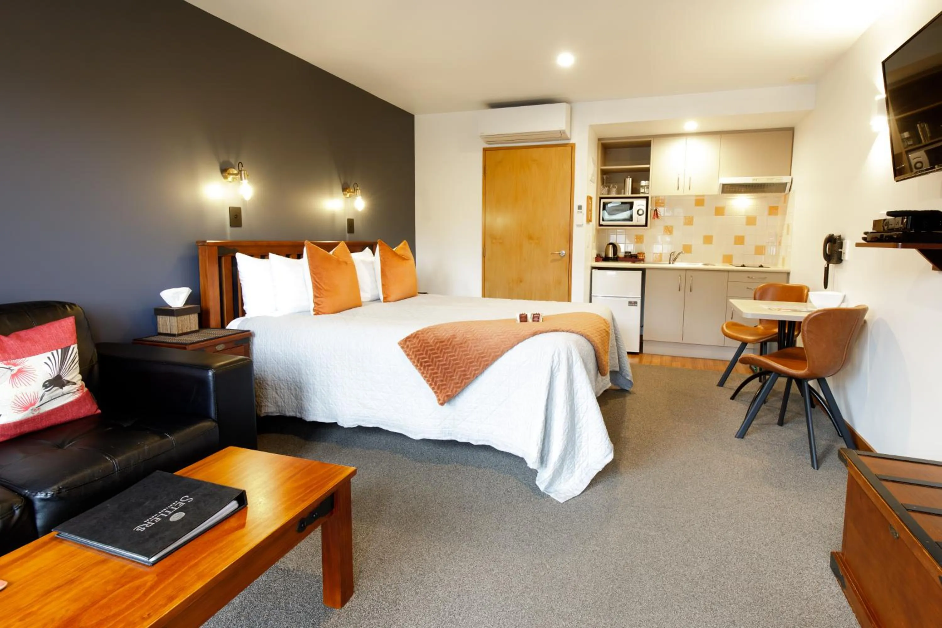 Living room, Bed in Settlers Boutique Motel