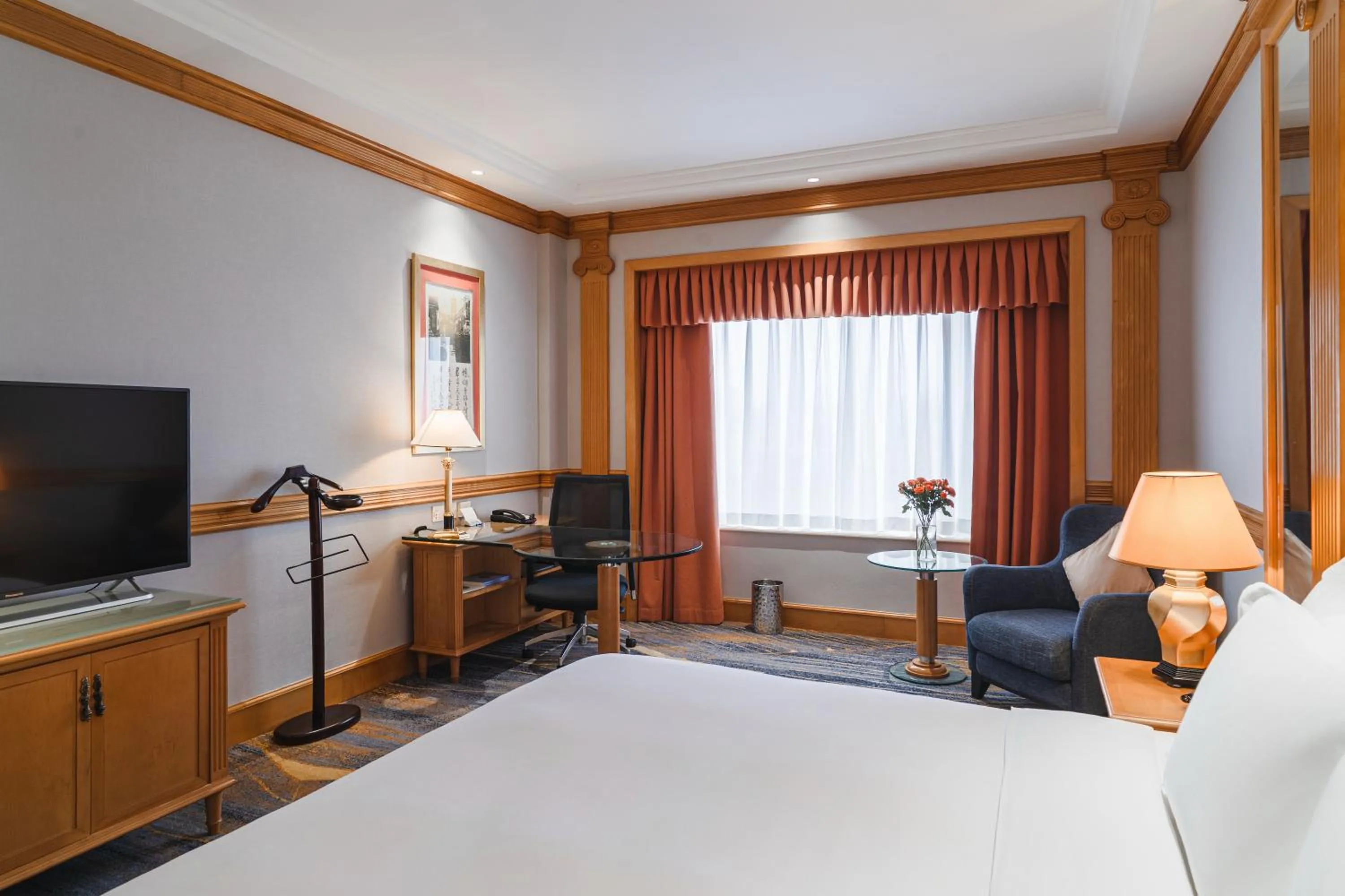 Bed in Crowne Plaza Shanghai by IHG