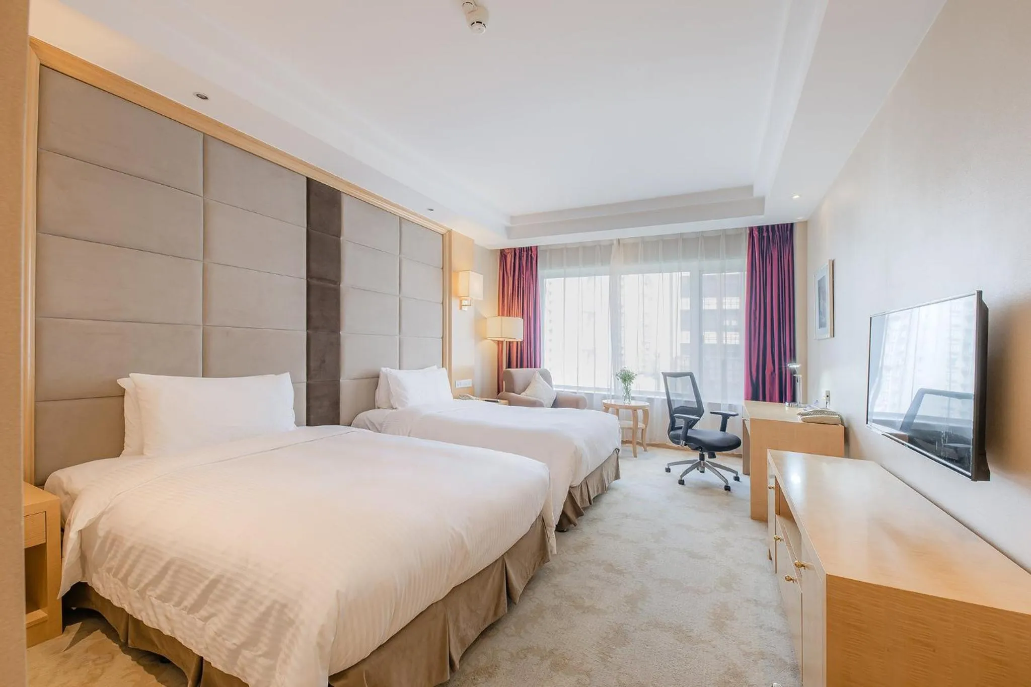 Photo of the whole room, Bed in Crowne Plaza Shanghai by IHG