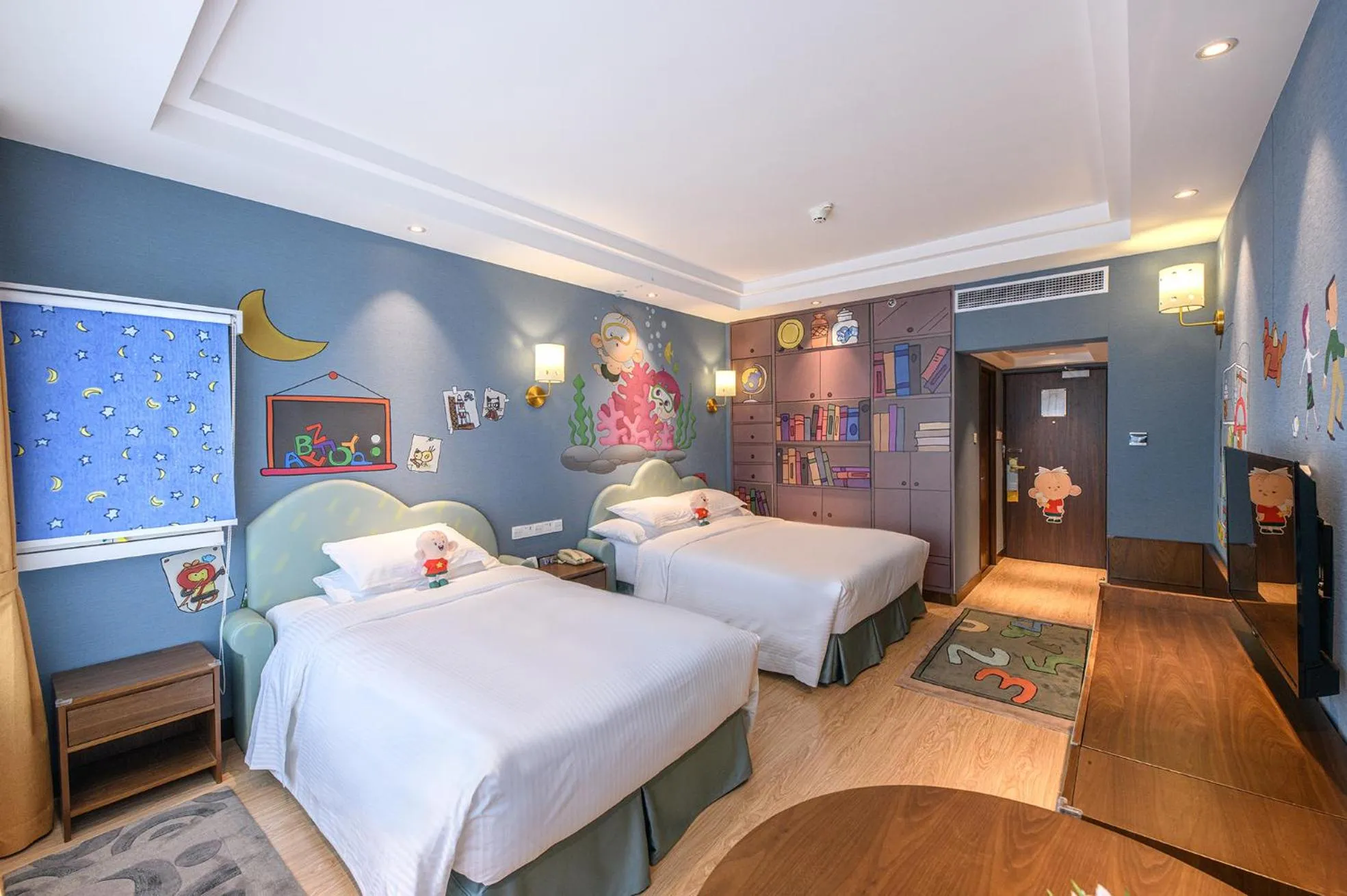 Photo of the whole room, Bed in Crowne Plaza Shanghai by IHG